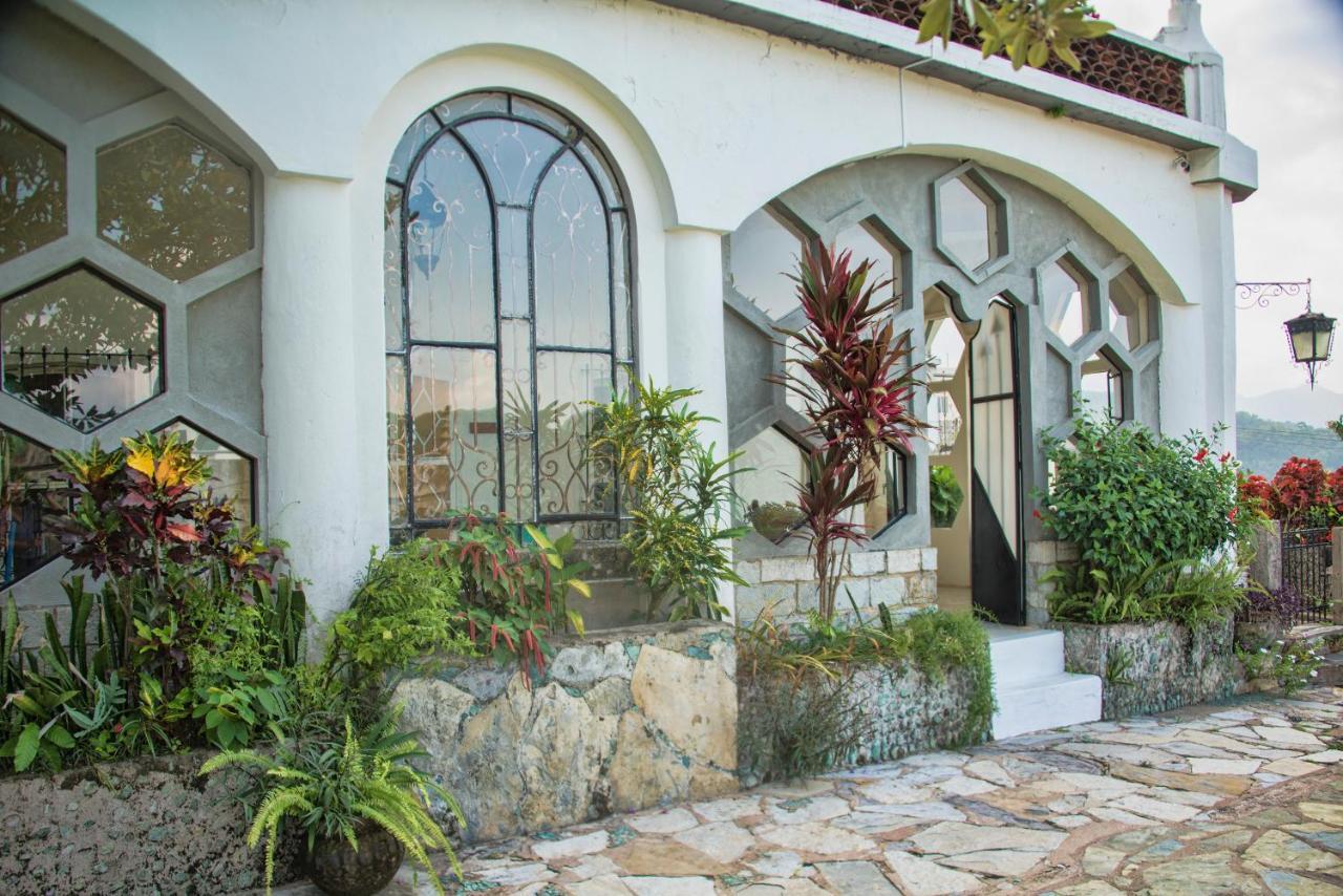 El Castillo Hotel *