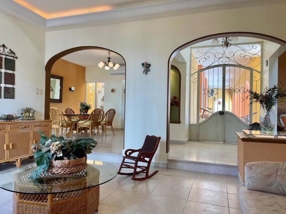 Casa Esperanza: Grand, Traditional Colonial * La Paz