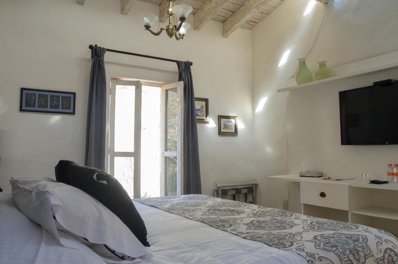 Hotel De Piedra Bernal