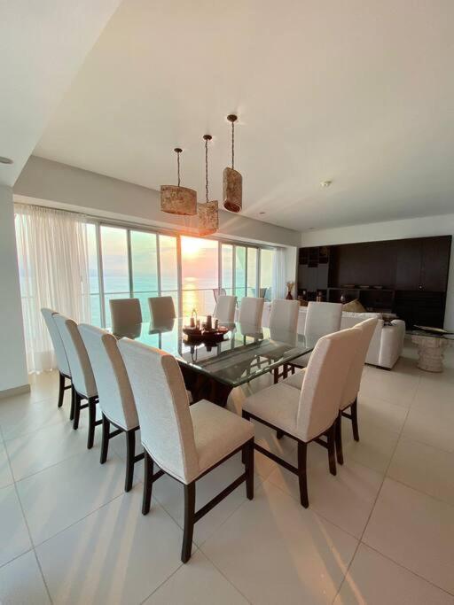 Icon - Beachfront, 3 Bedrooms +