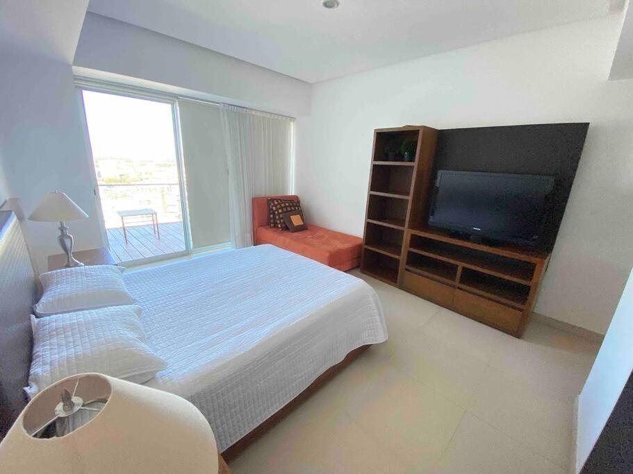Icon - Beachfront, 3 Bedrooms + Apartment Puerto Vallarta