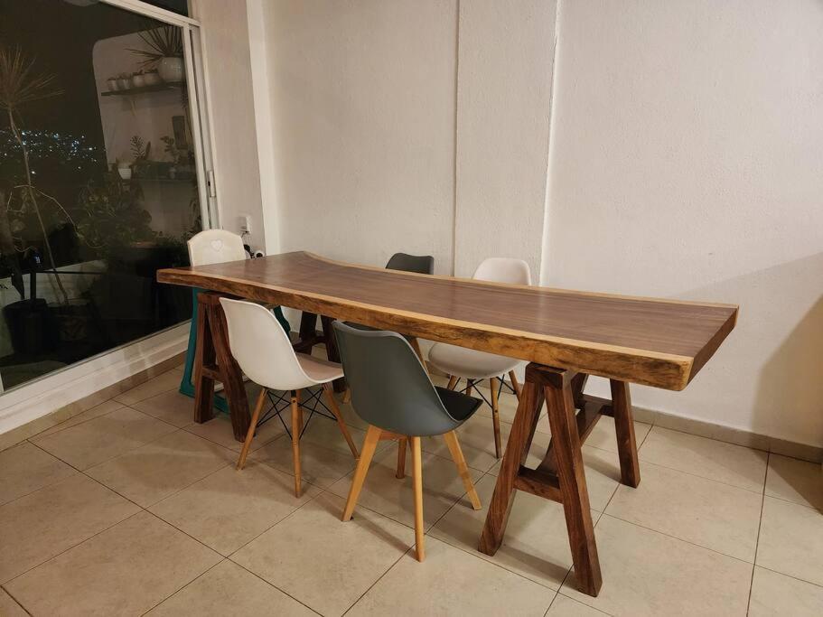 Excellent 1 Bed Next To Downtown Great Views!