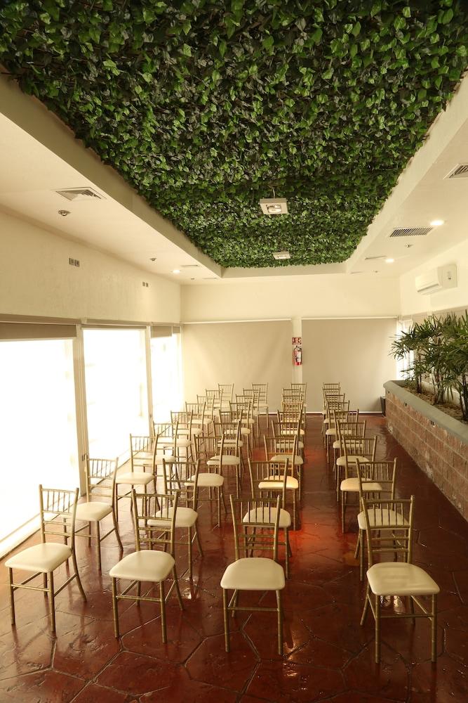 Copper Canyon Boutique 4*