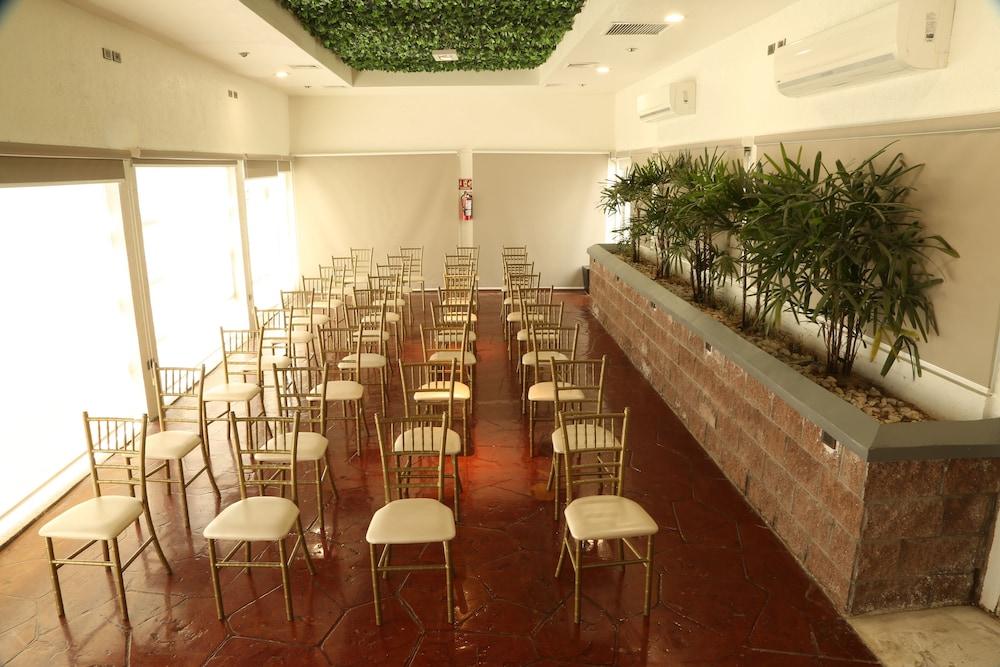 Copper Canyon Boutique 4* Chihuahua