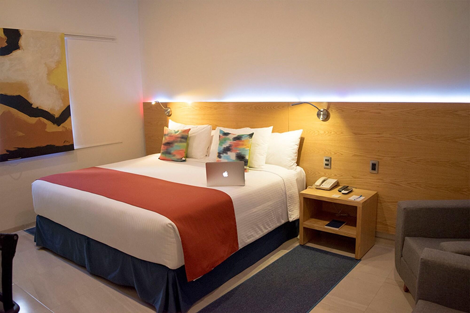 Hit Hoteles Aeropuerto Hotel 4*