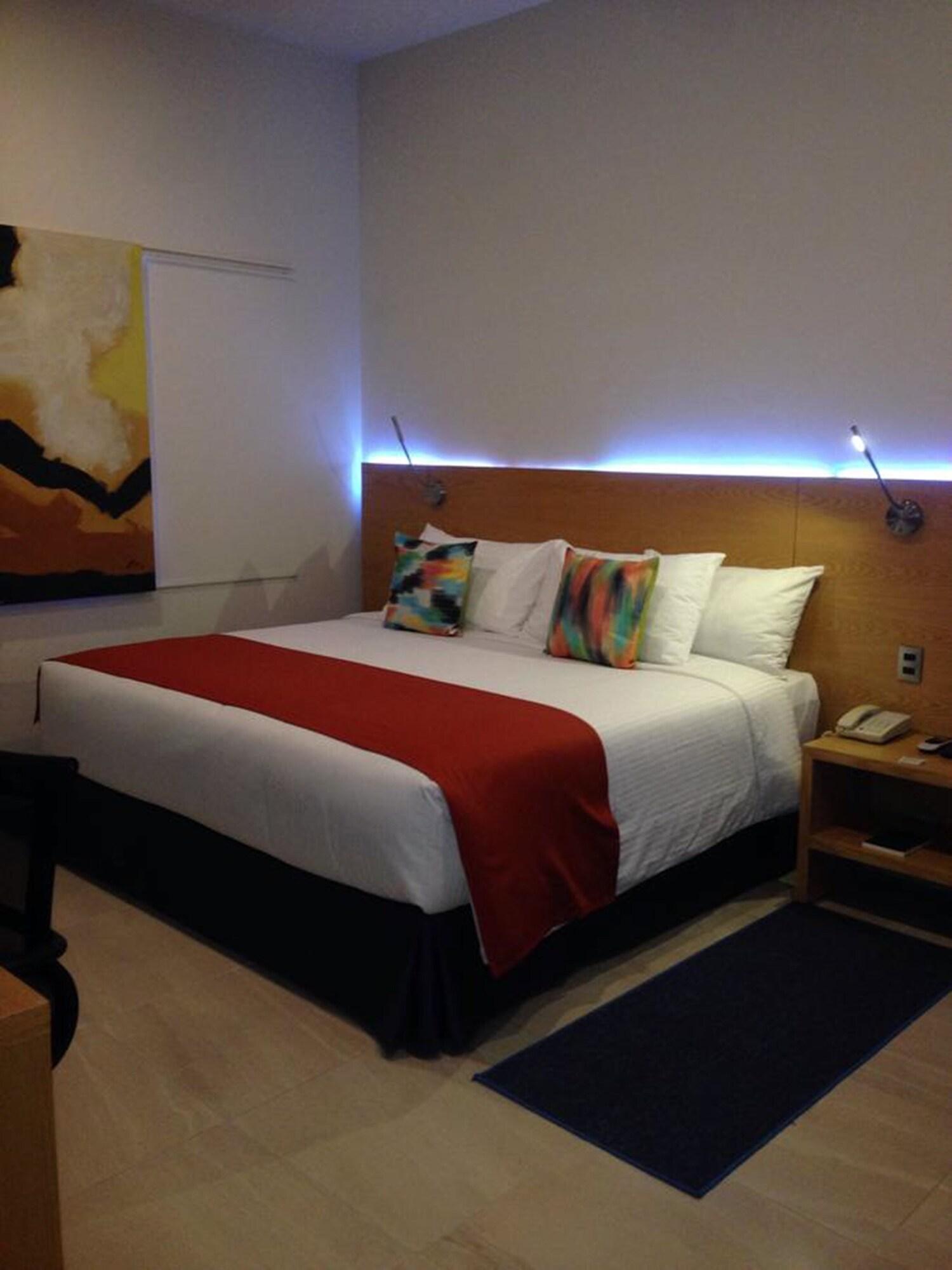 Hit Hoteles Aeropuerto Hotel 4*