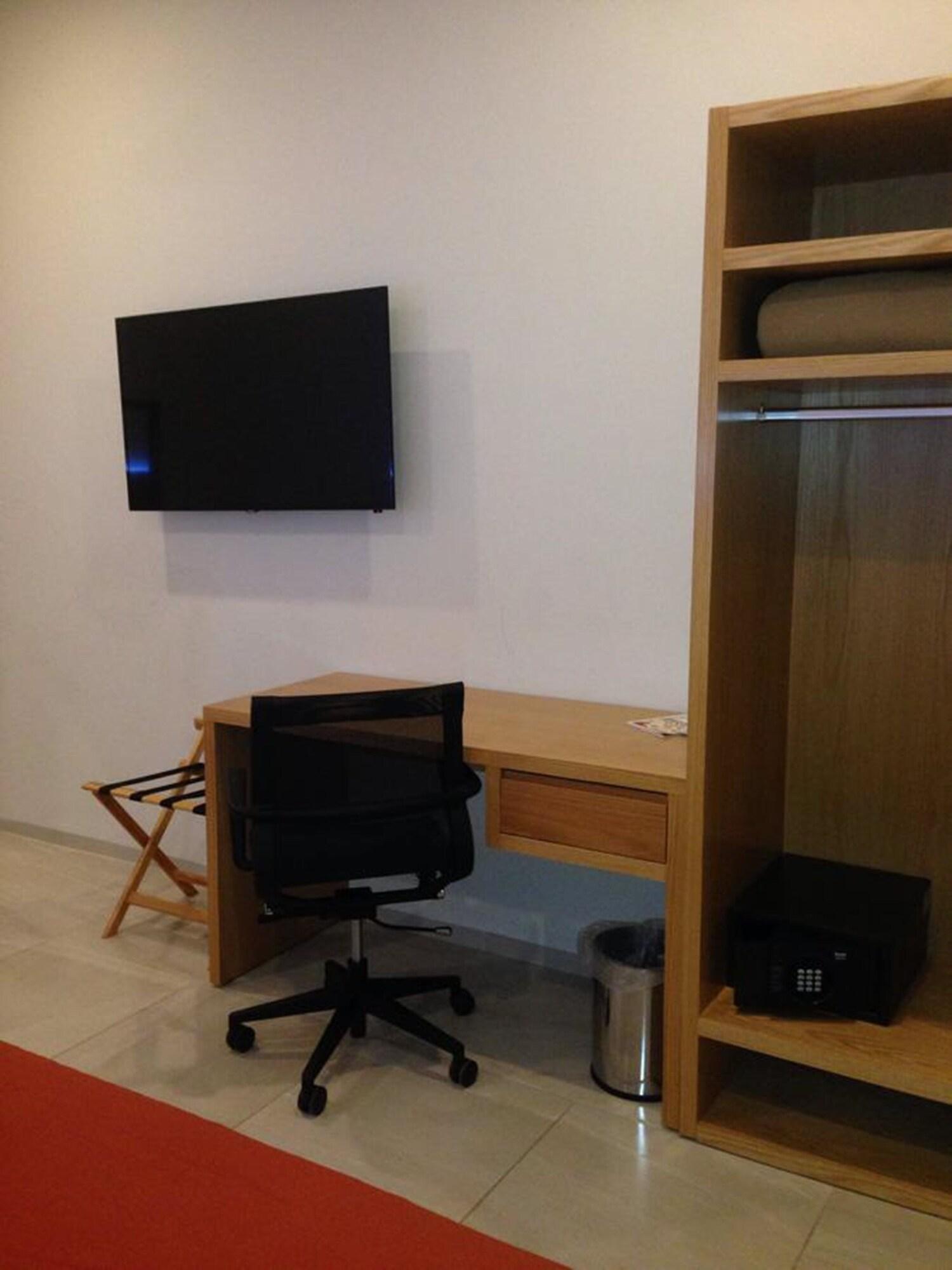Hit Hoteles Aeropuerto Hotel 4*
