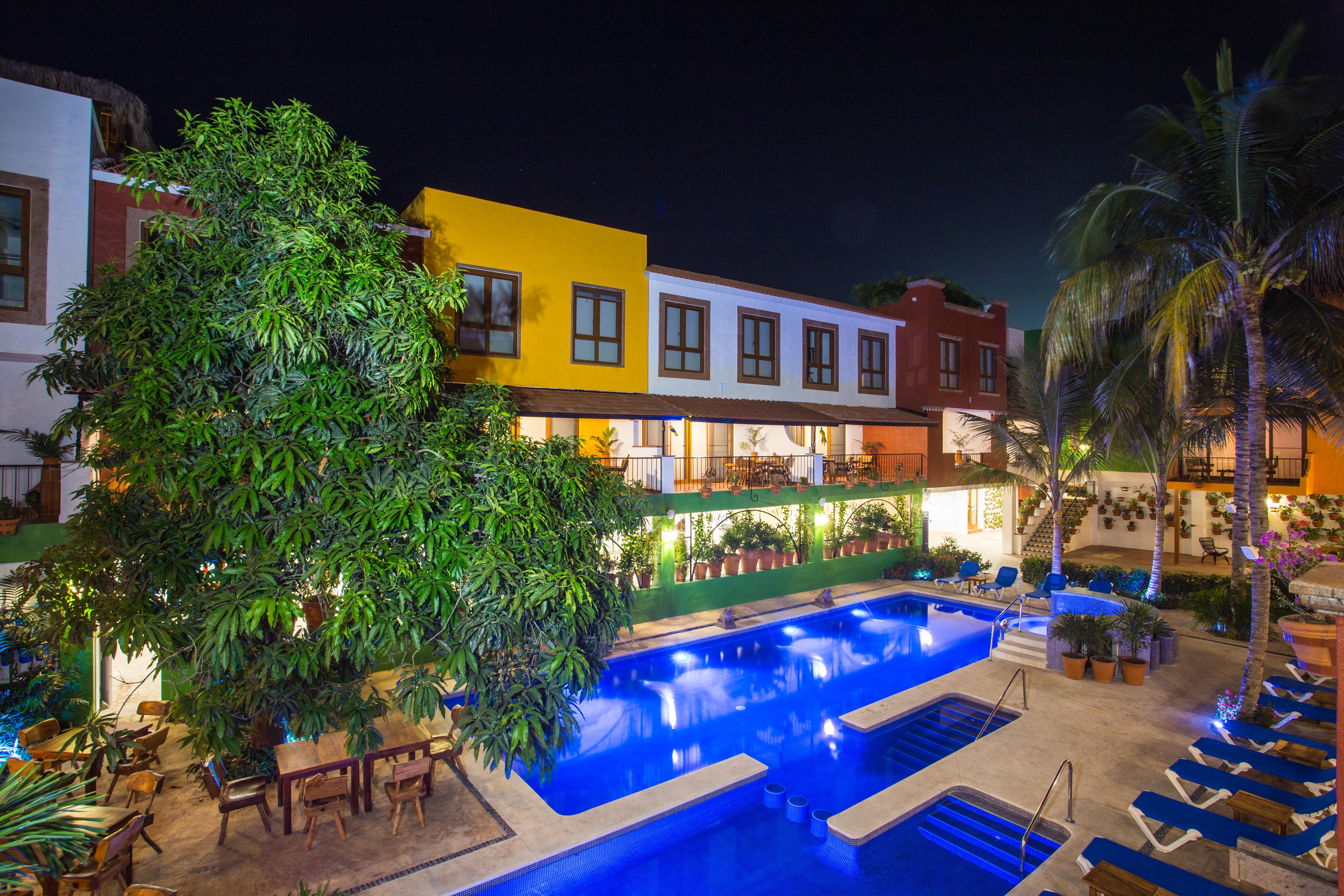 Casa Loteria: Colorful Family Retreat With Pool In Pueblito Hotel