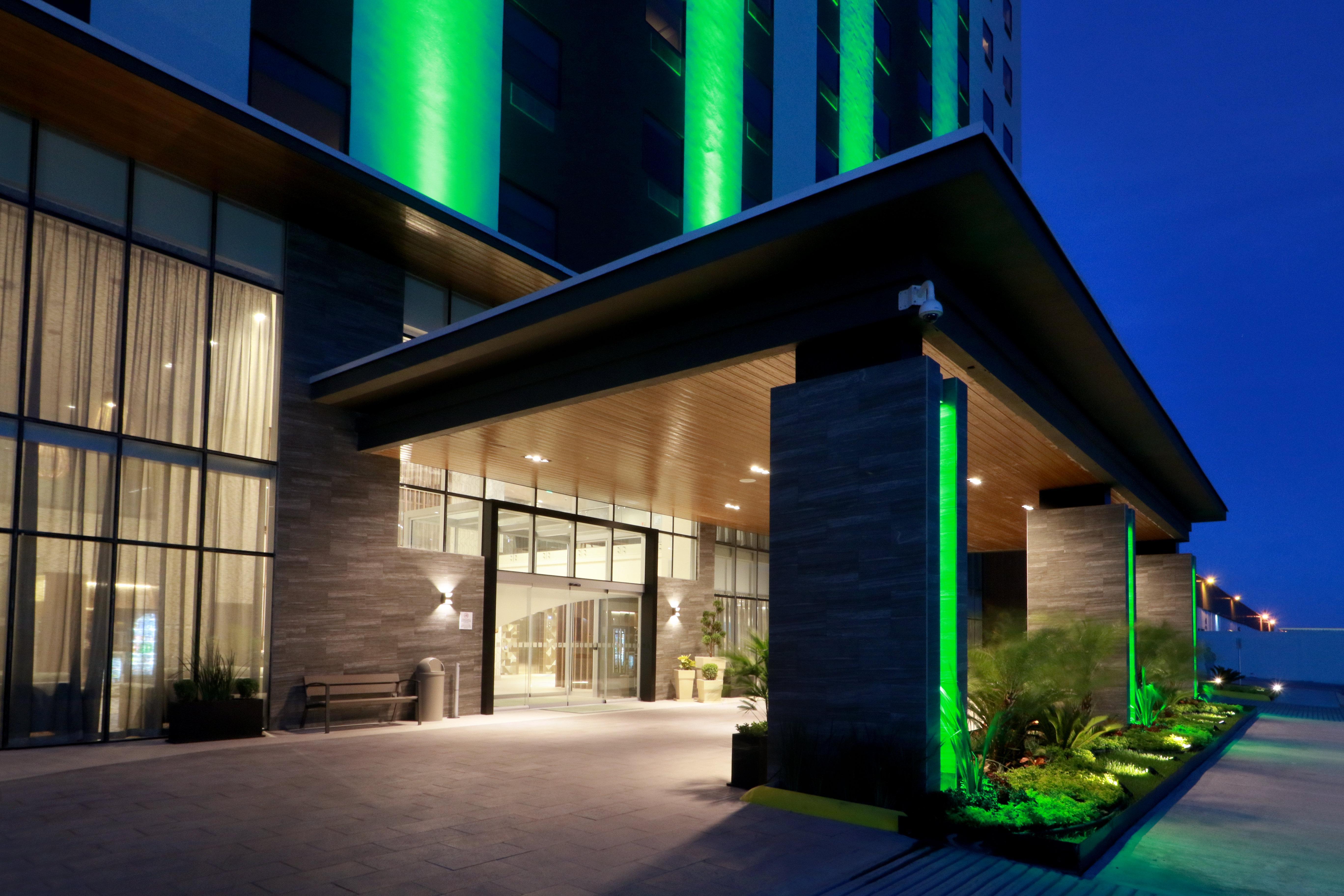 & - Monterrey Zona Airport By Ihg 5*