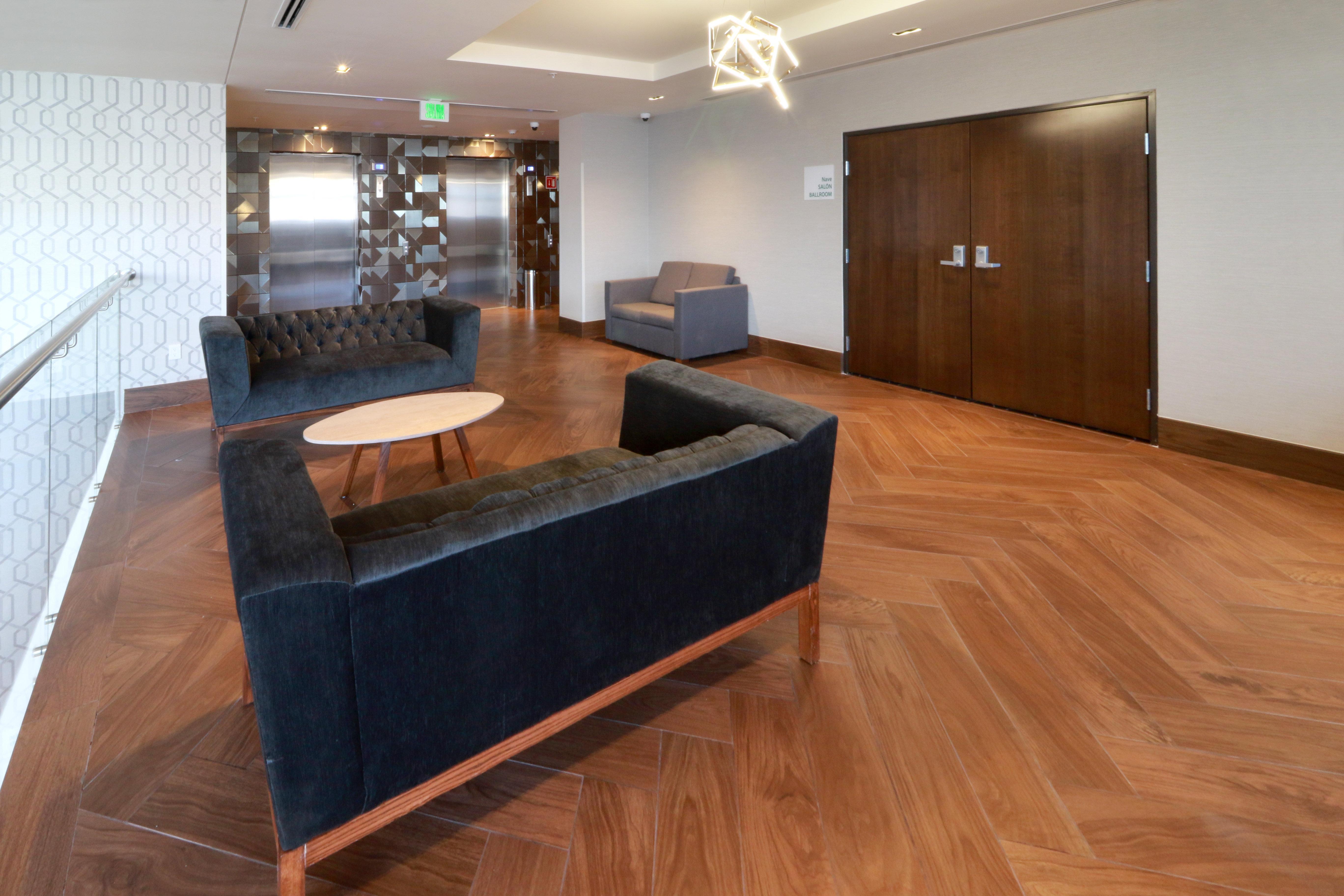& - Monterrey Zona Airport By Ihg 5*