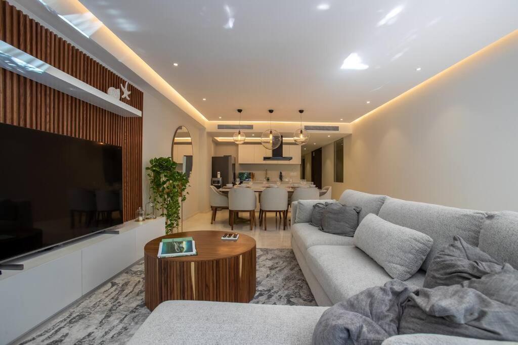 Luxurious Private Getaway Apartment *
