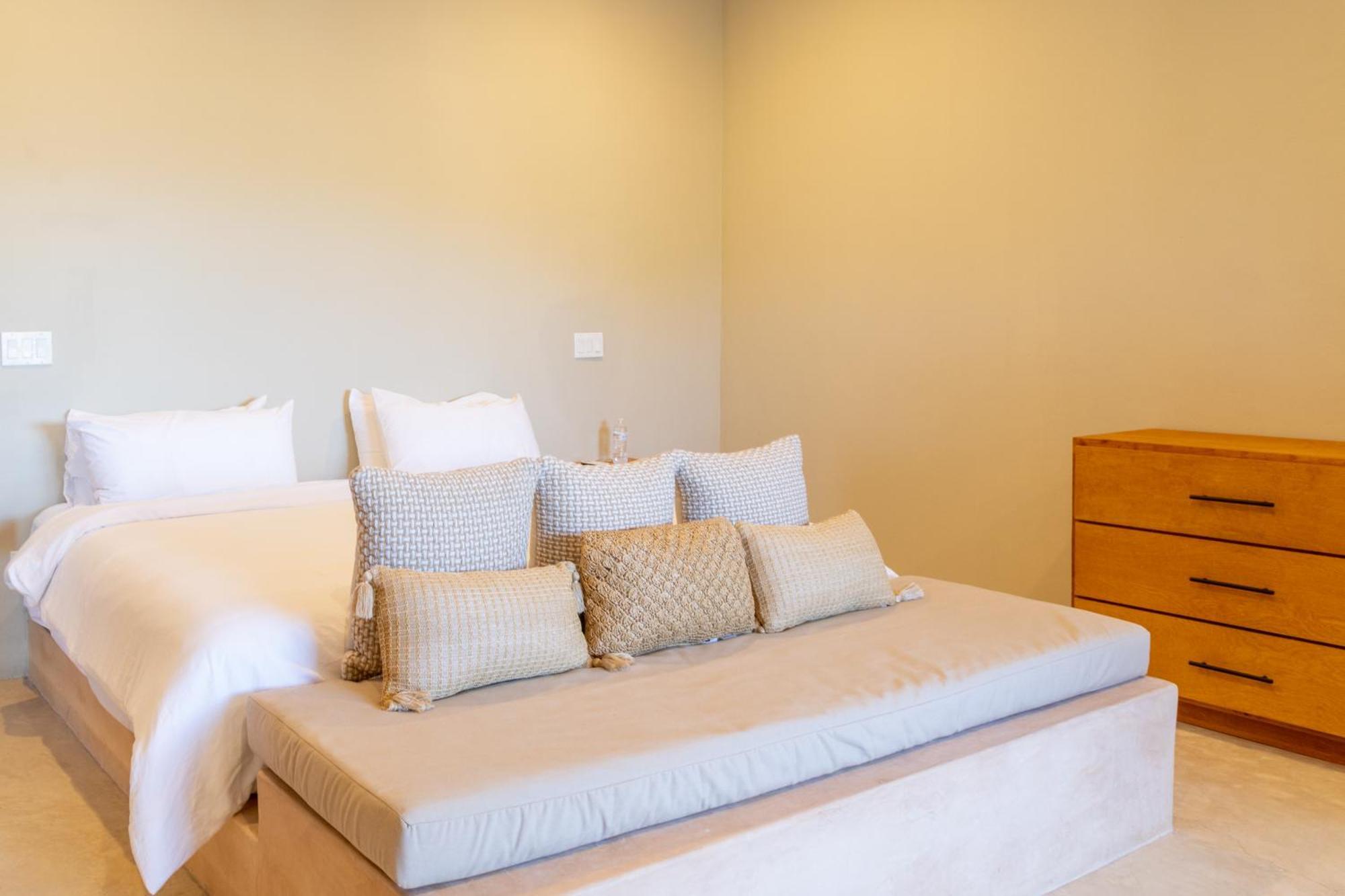 Cerritos Surf Town - Front Hotel