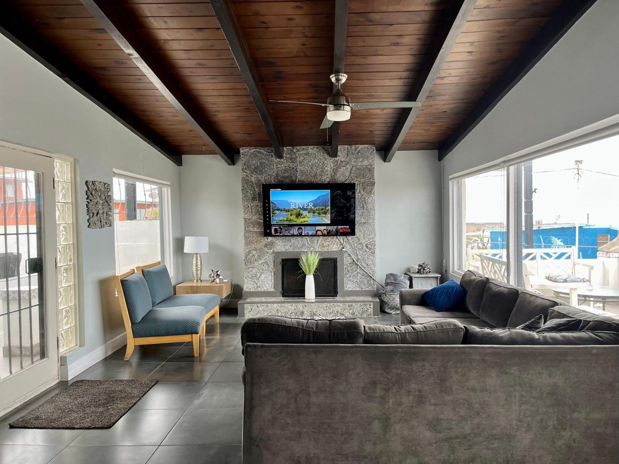House Sleeps 14 & Steps To Sandy Mins To Downtown Holiday home