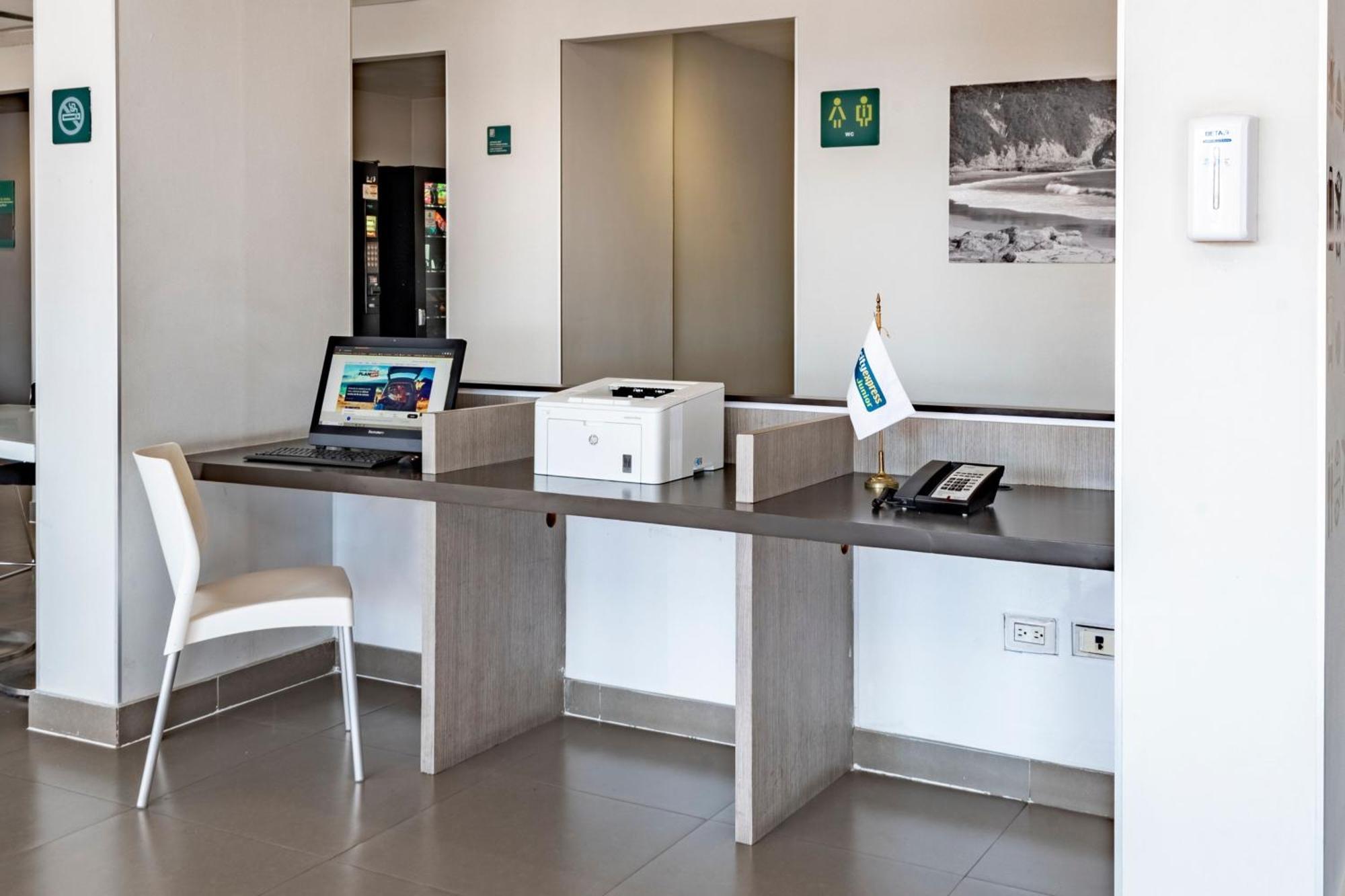 Hotel Express Junior By Marriott Aeropuerto 3*
