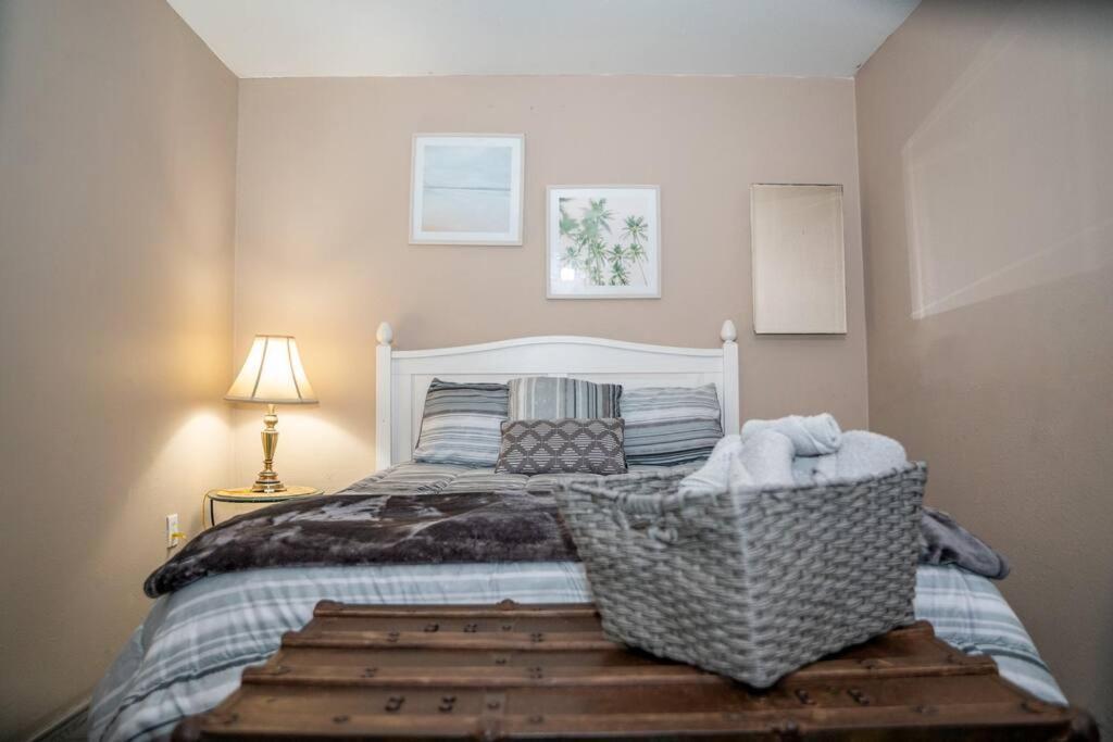 Be Steps Away From The - Downtown Holiday home *