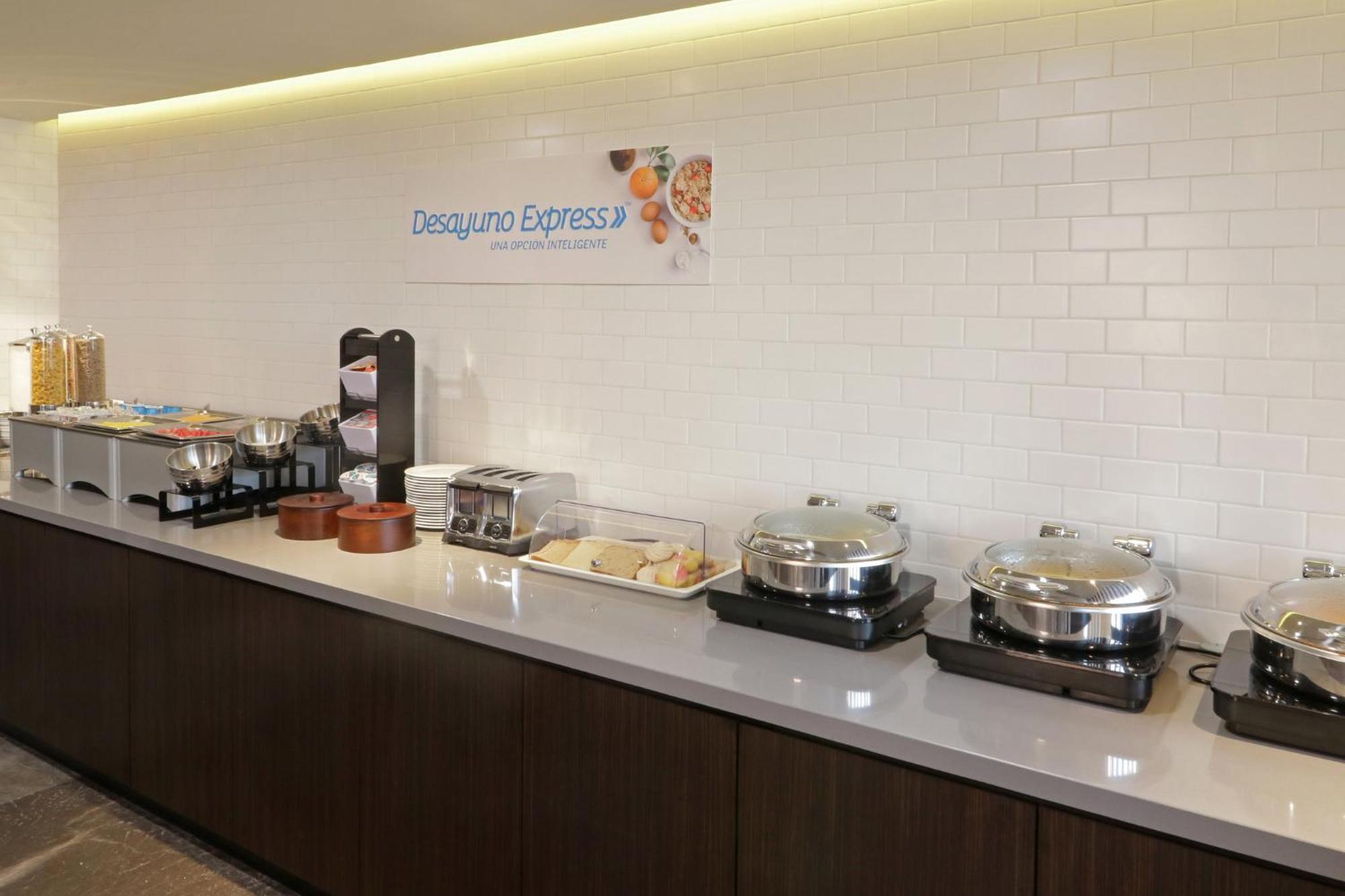 Hotel Express & Monterrey Valle By Ihg