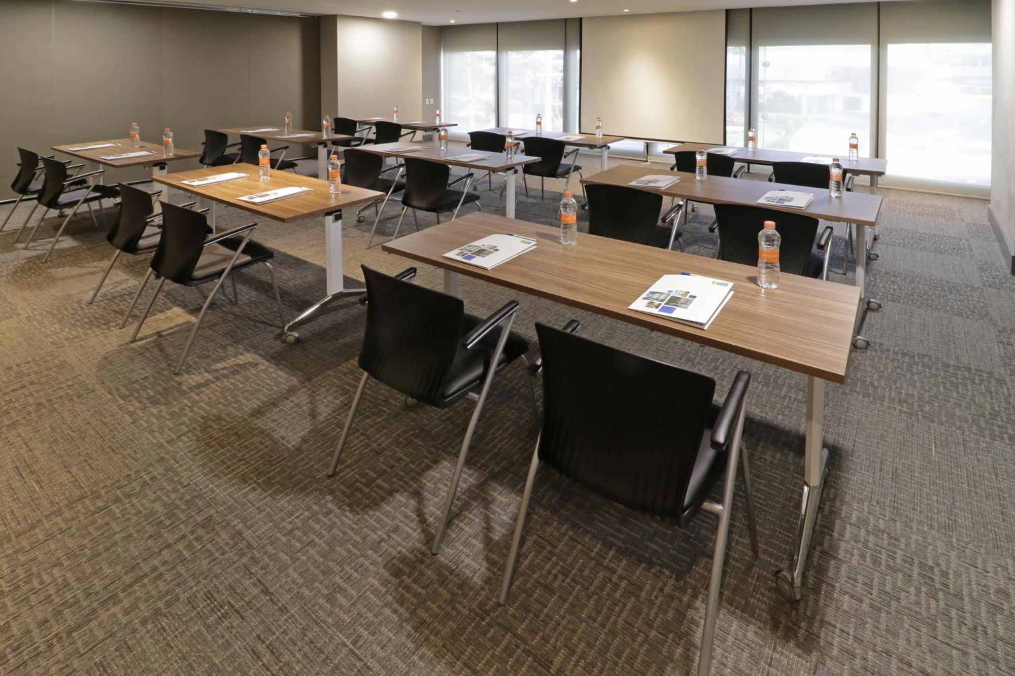 Express & Monterrey Valle By Ihg Hotel