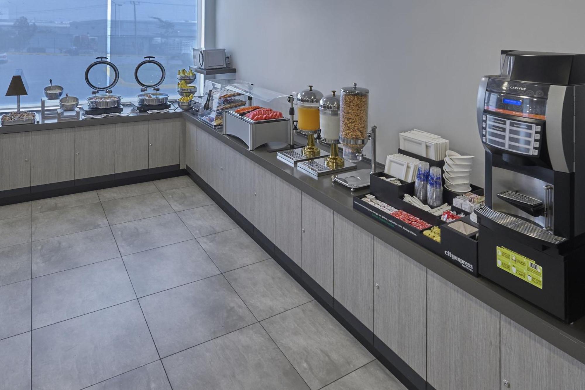 Hotel Express Junior By Marriott Aeropuerto 3*