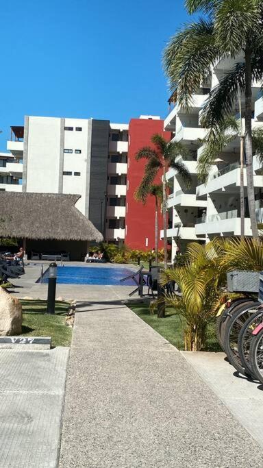 Apartment Lovely 2 Bedroom Pool Front