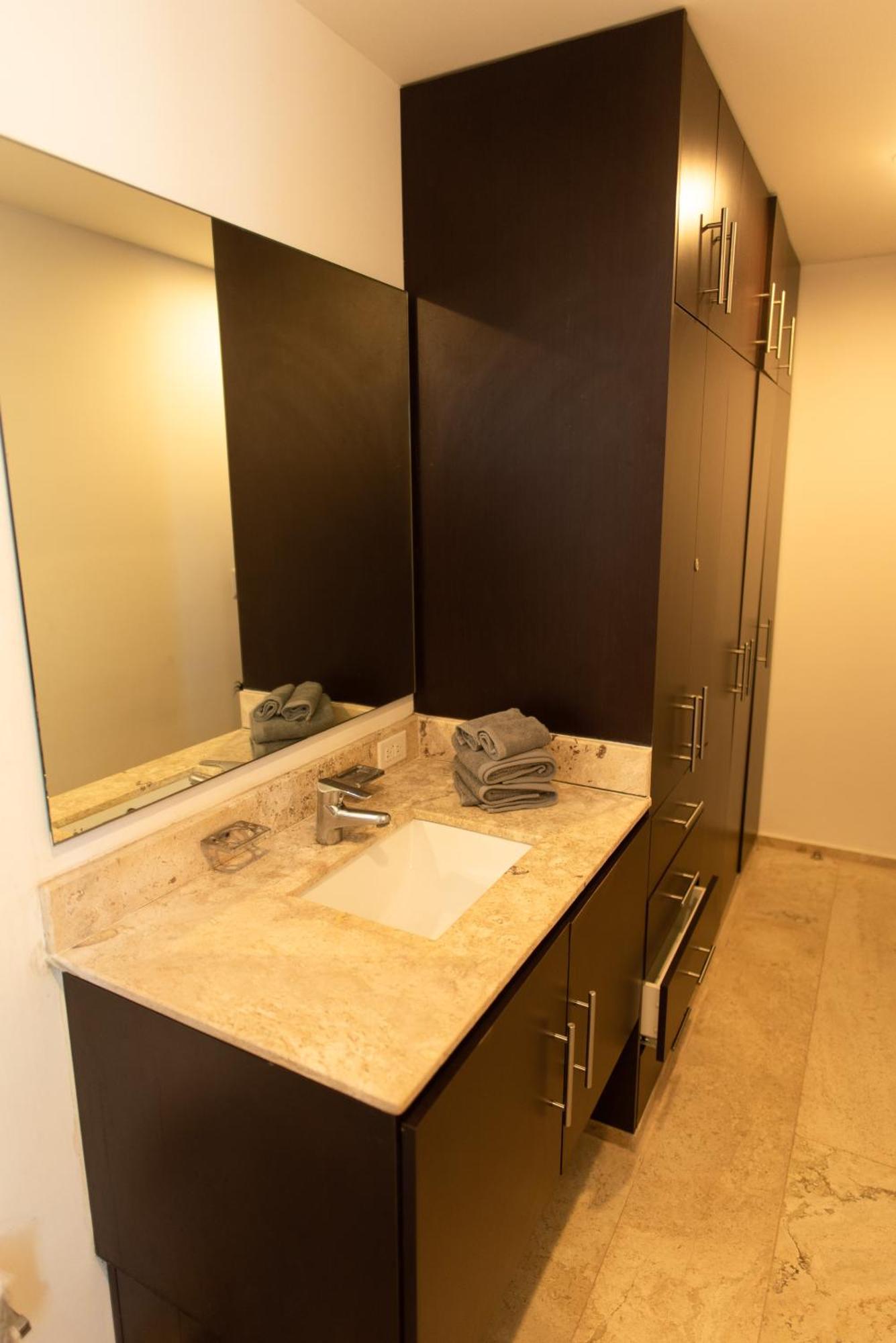 97984 Ocean Views From All The Bedrooms Of This Deluxe Beachfront Condo, Paradise