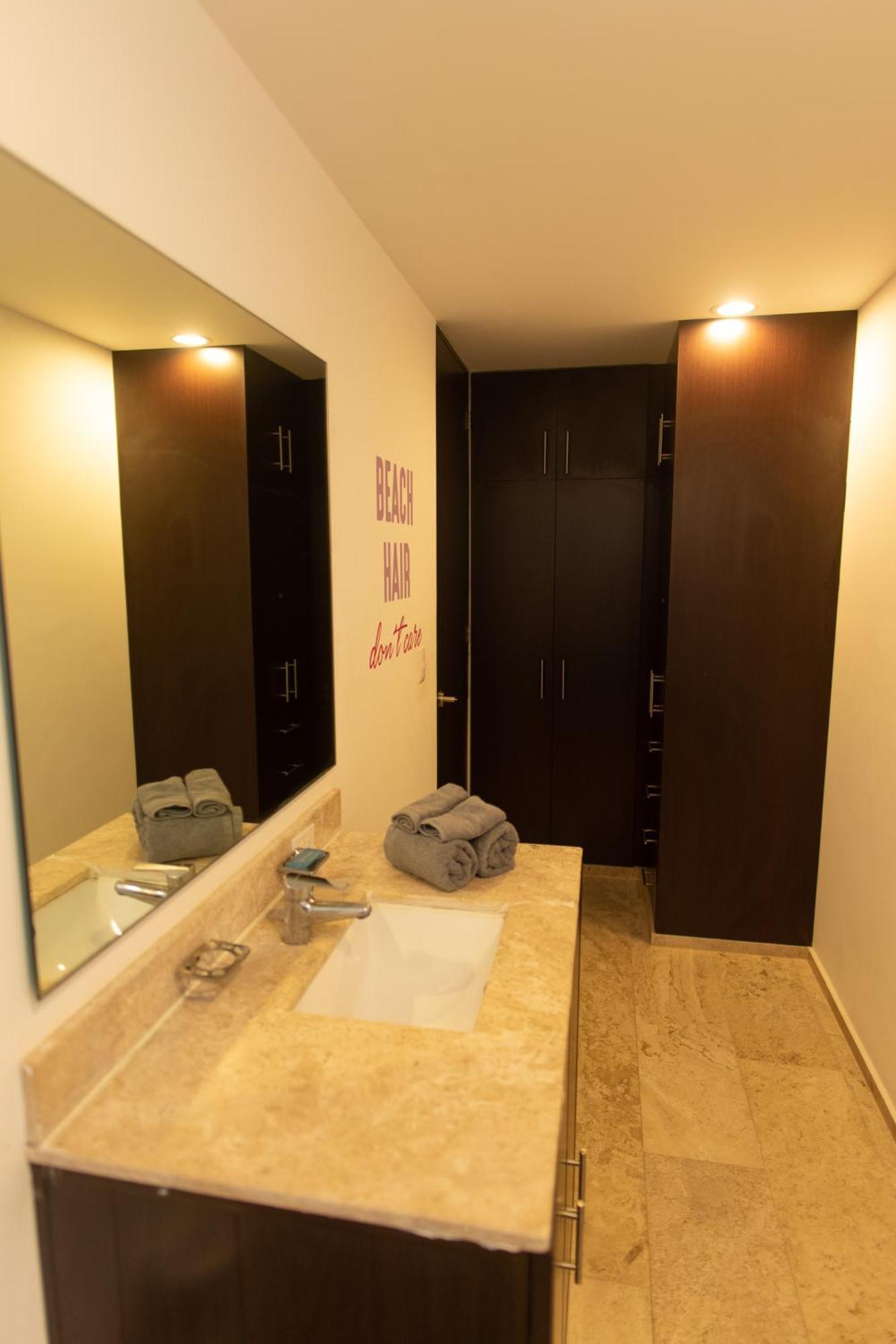 97984 Ocean Views From All The Bedrooms Of This Deluxe Beachfront Condo, Paradise