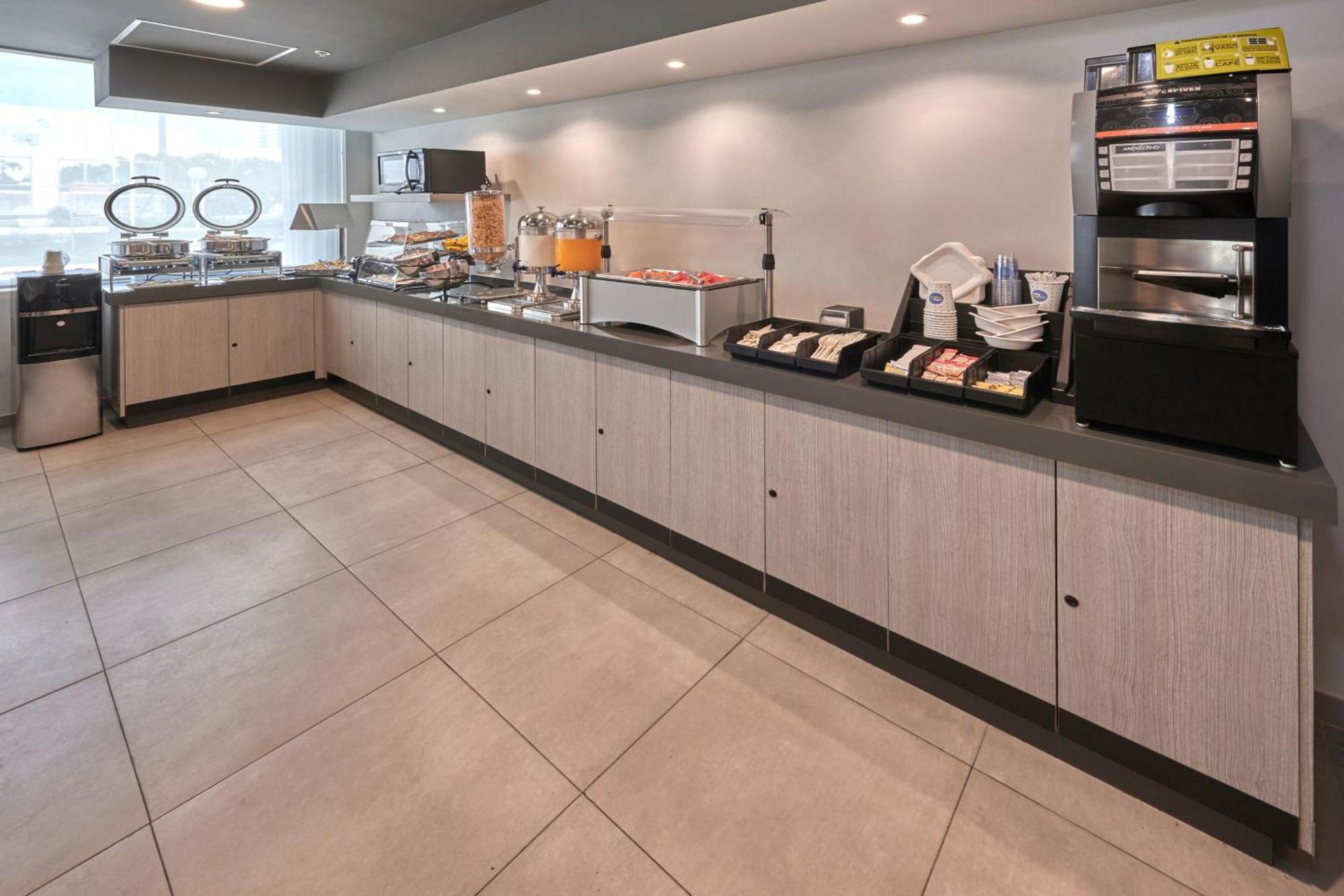 Hotel Express Junior By Marriott Aeropuerto 3*