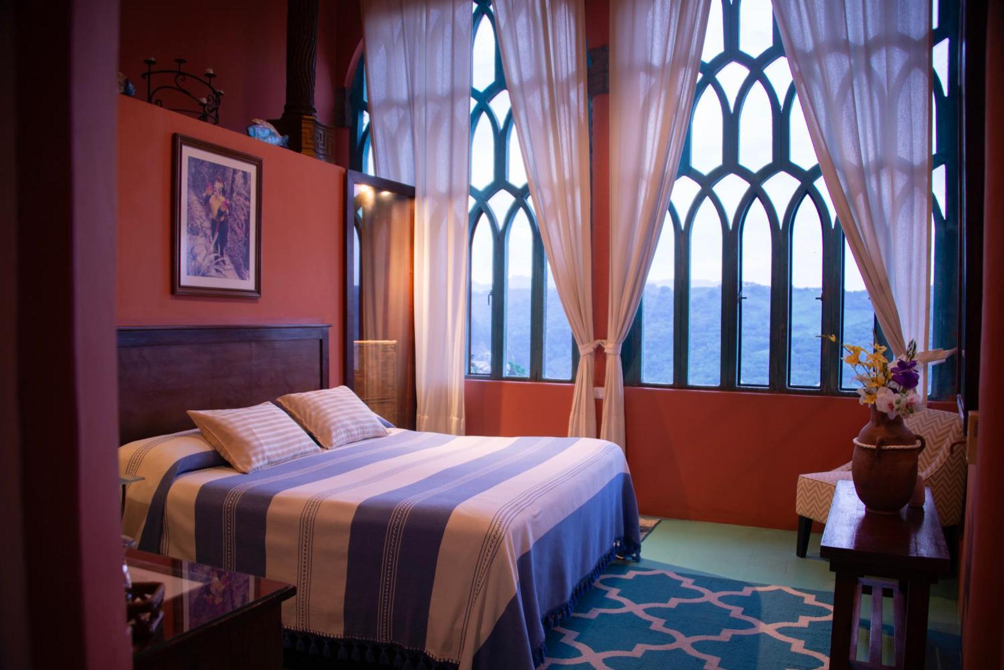 El Castillo Hotel *