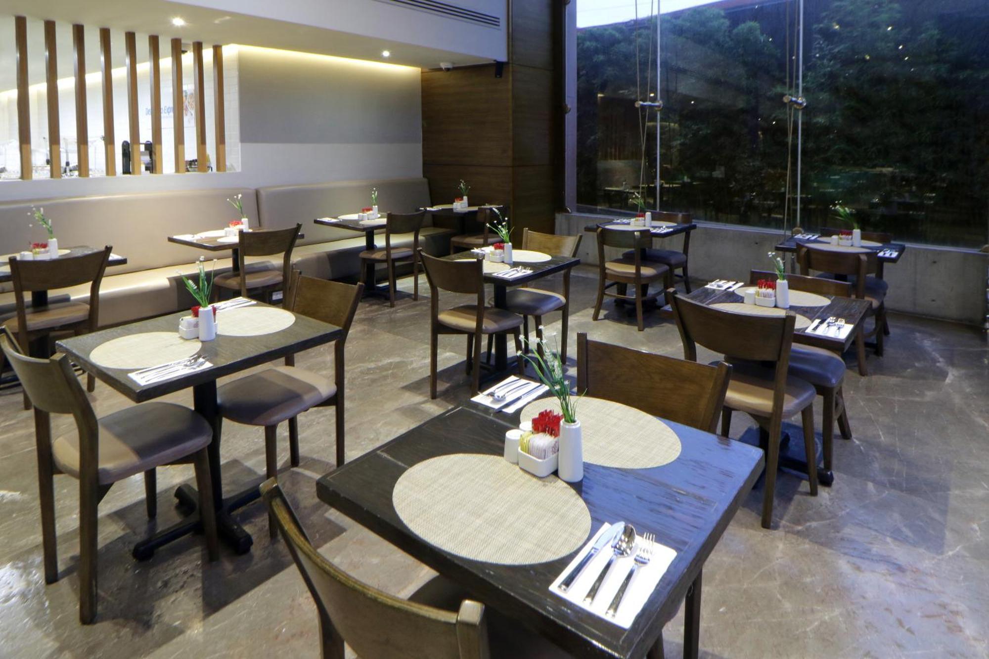 Express & Monterrey Valle By Ihg Hotel