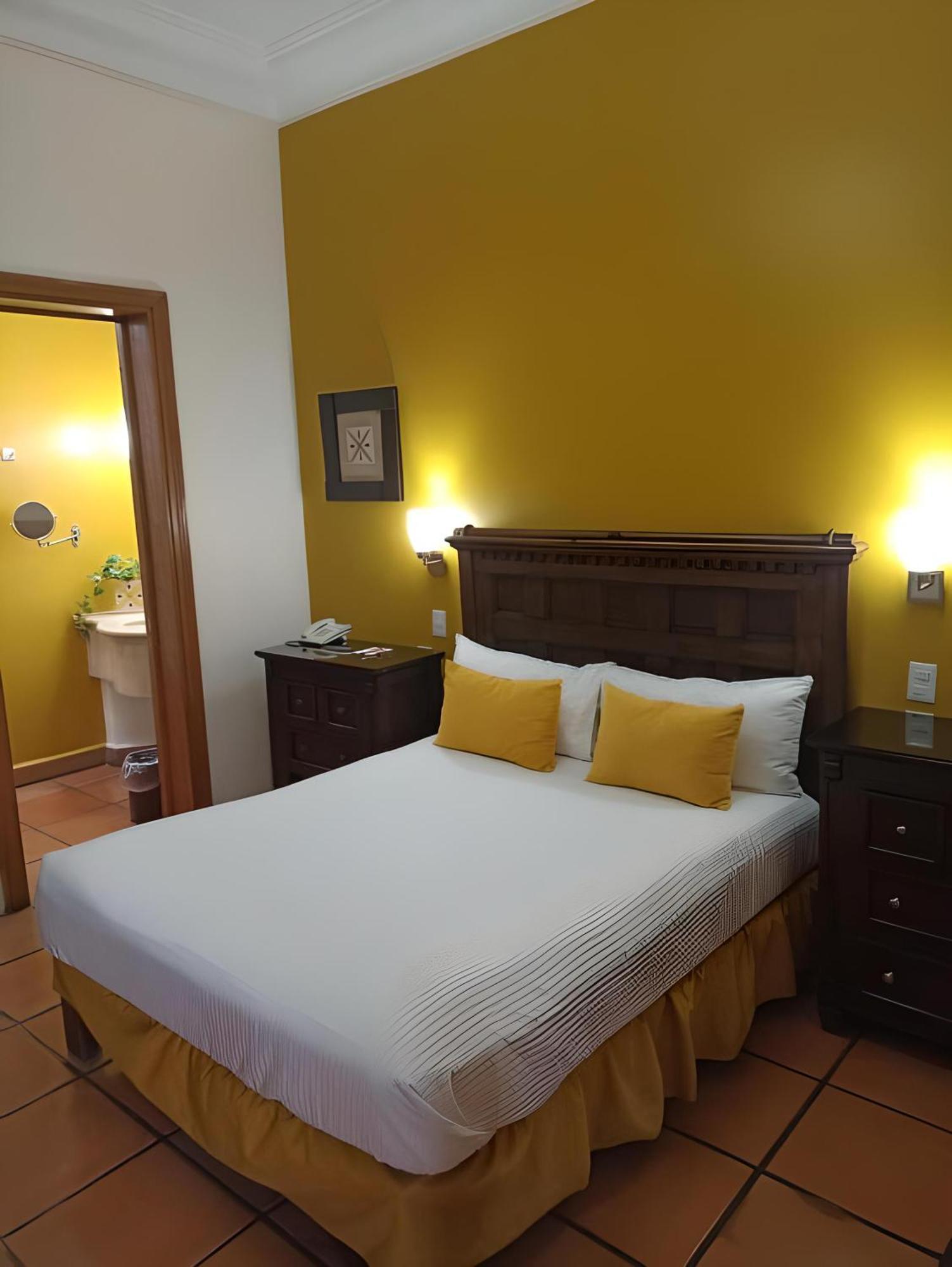 Hotel La Casa De Patios &