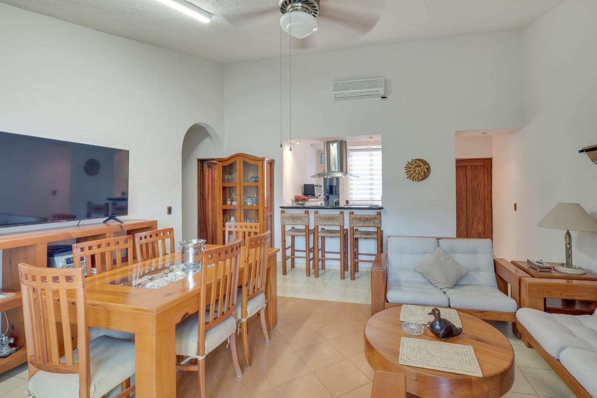 Hideaway With Balcony And Pool! Apartment *