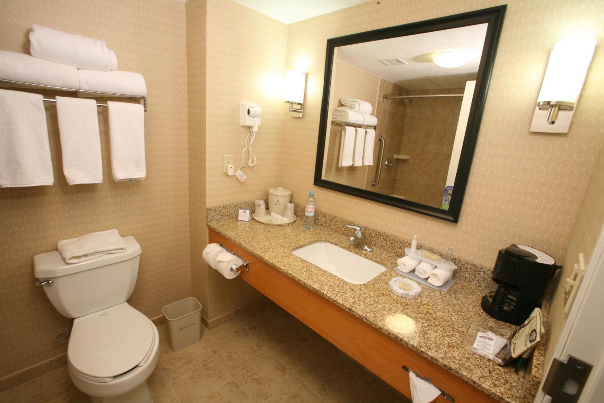 Hotel Express Zona Aeropuerto By Ihg 4*