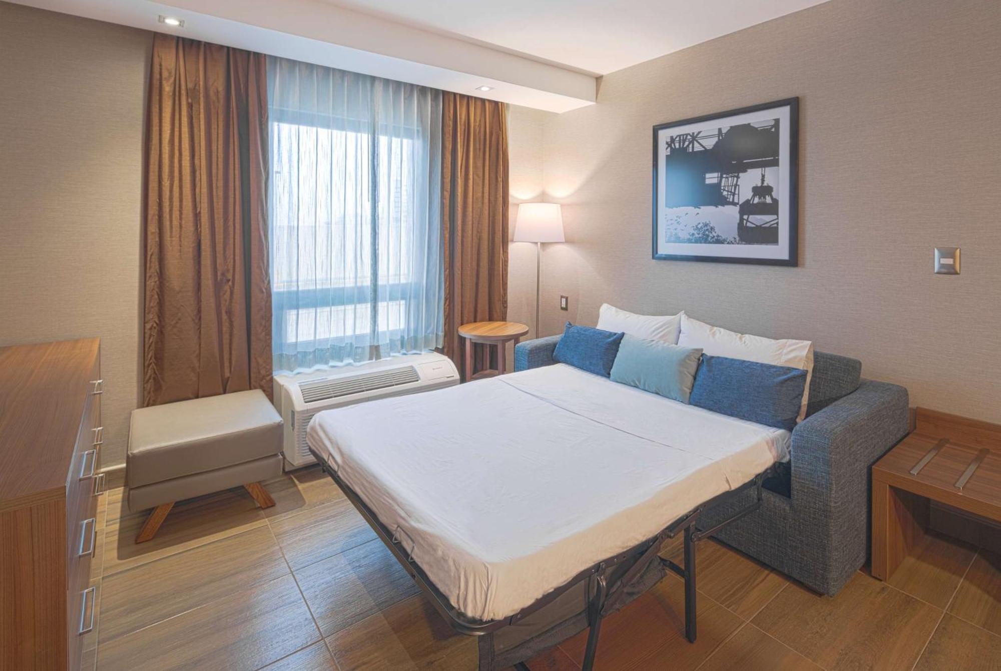 Hotel Hampton By Hilton Galerias Obispado 4*