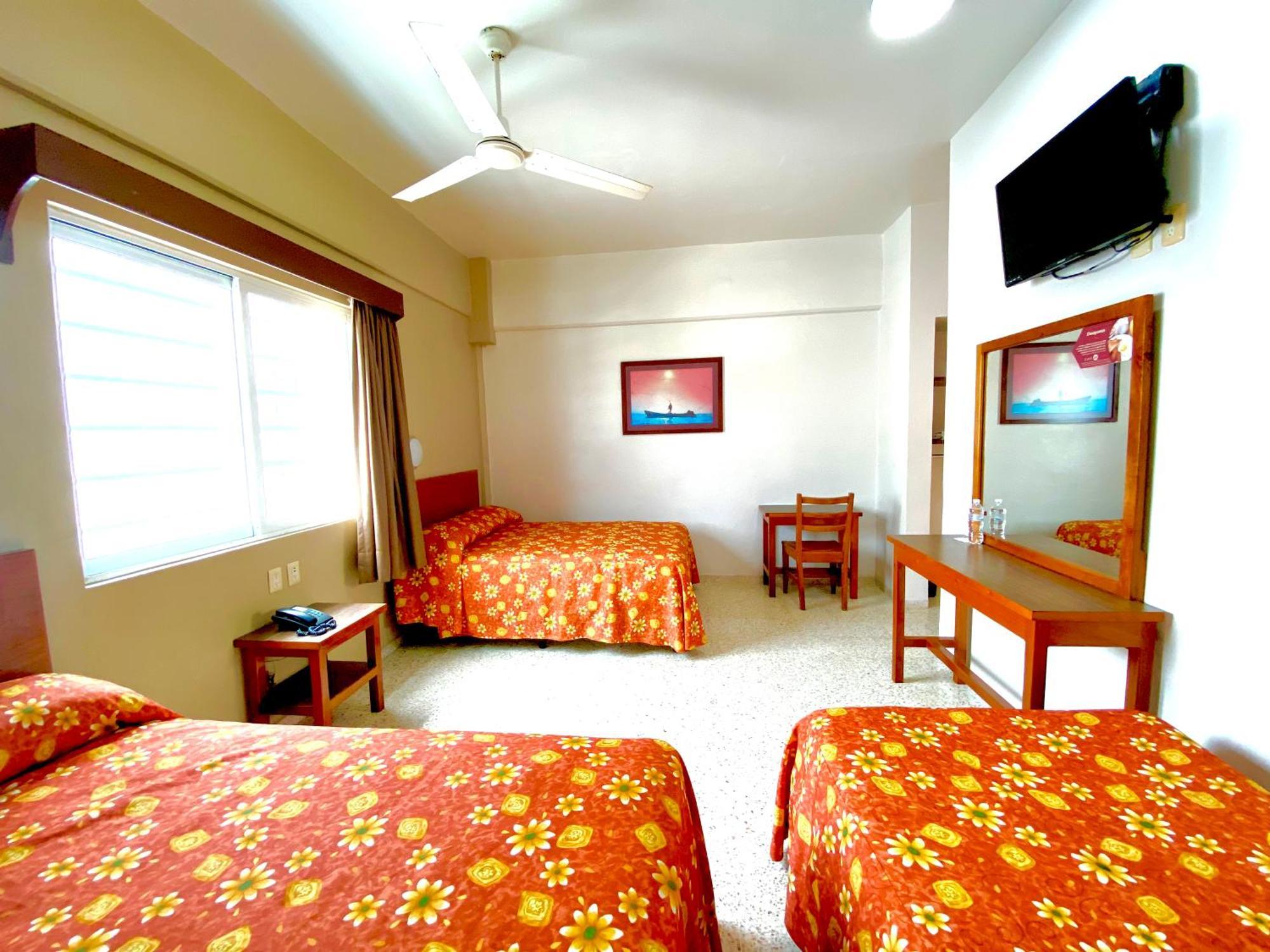 Hotel Delfines - A 2 Calles Del Acuario 3*