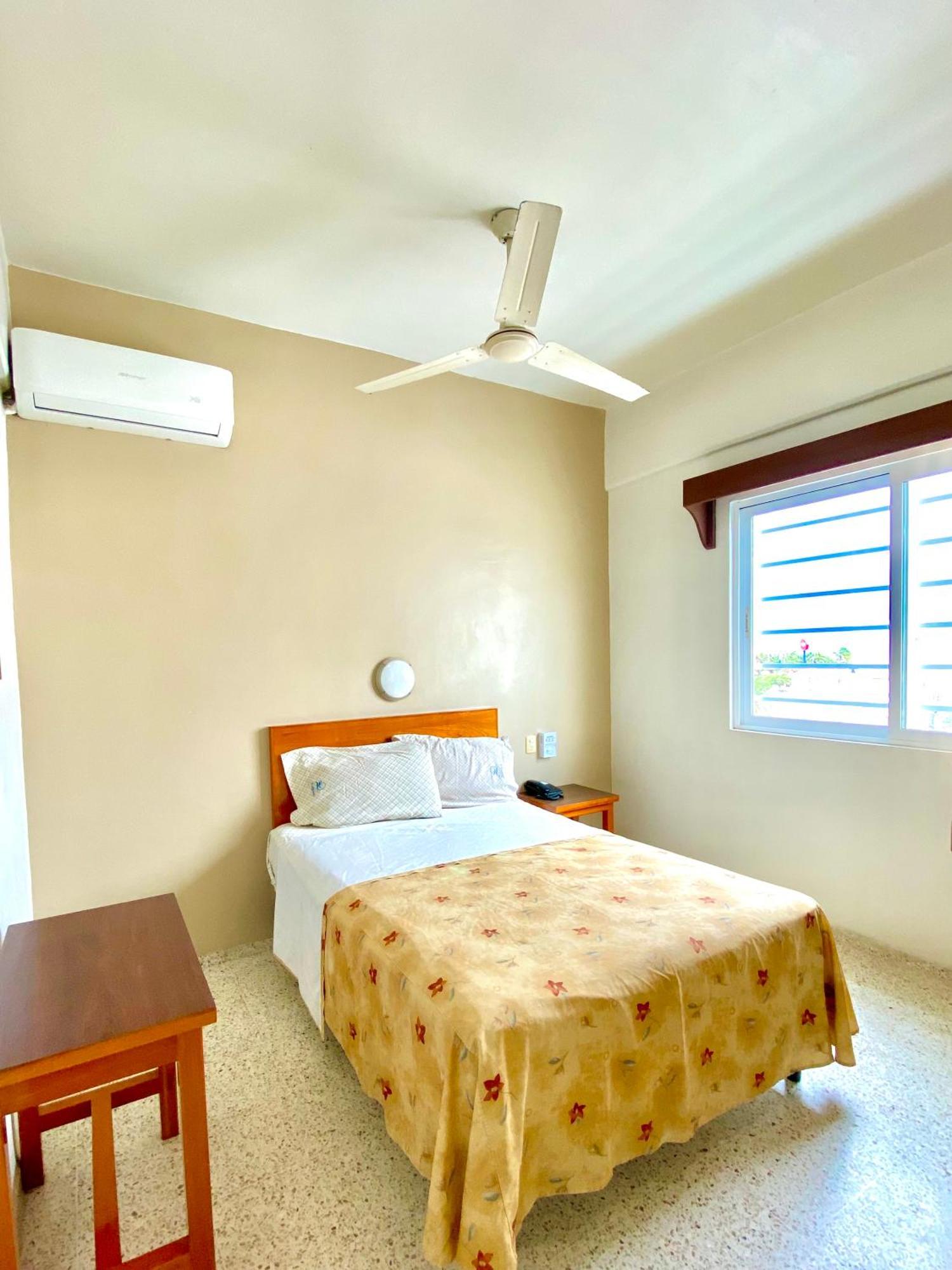 Hotel Delfines - A 2 Calles Del Acuario 3*