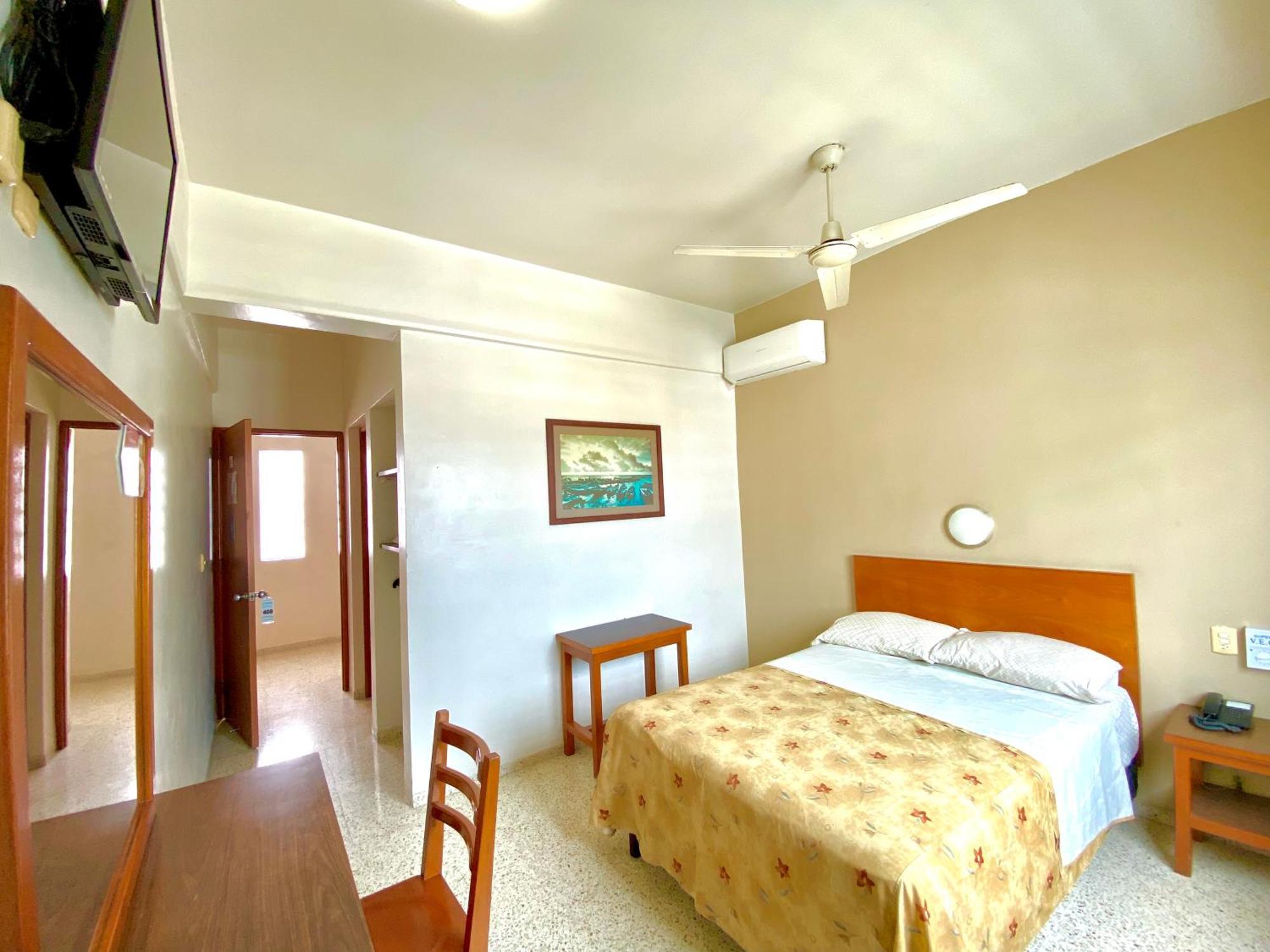 Hotel Delfines - A 2 Calles Del Acuario 3*