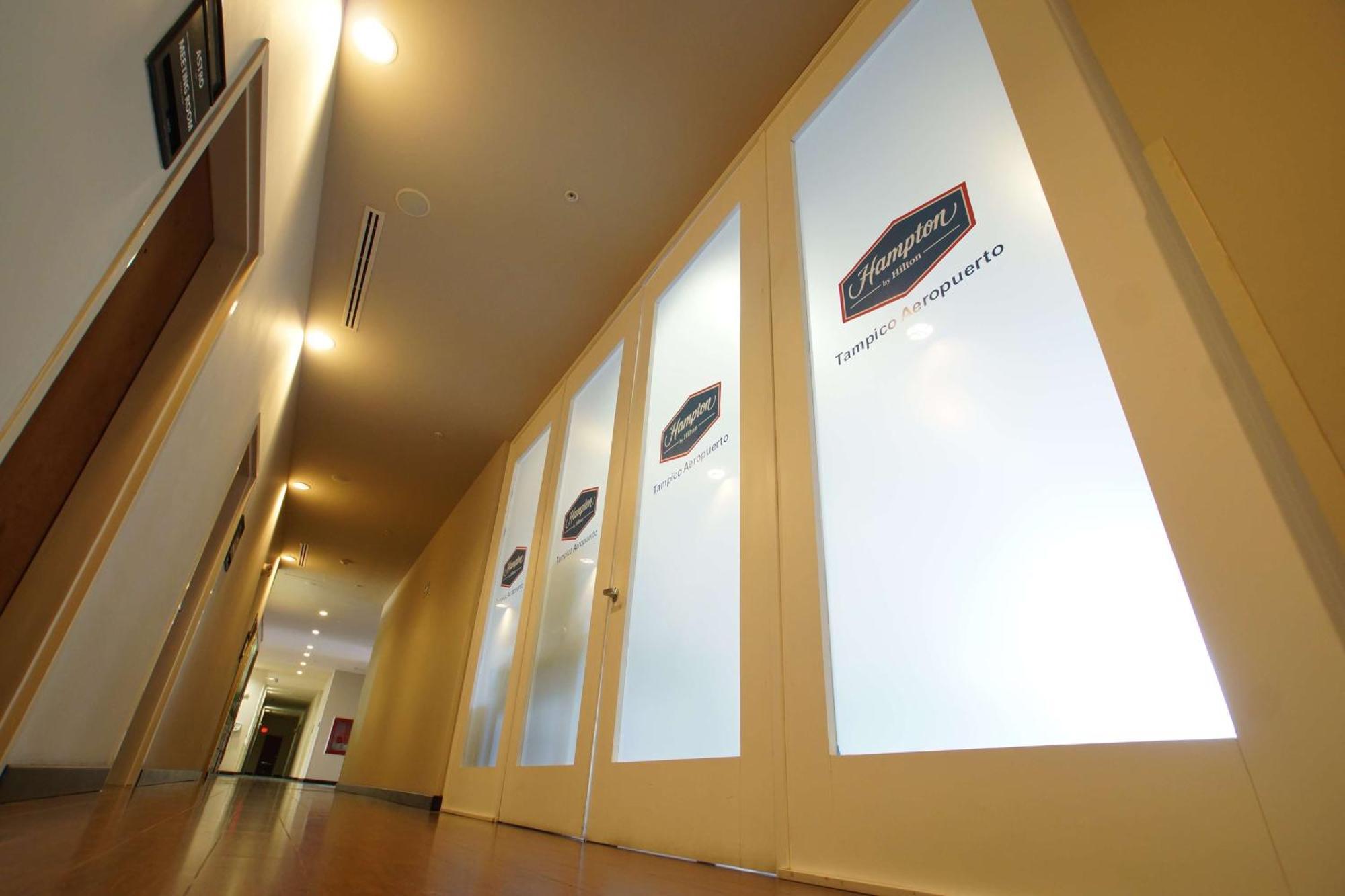 Hotel Hampton Airport
