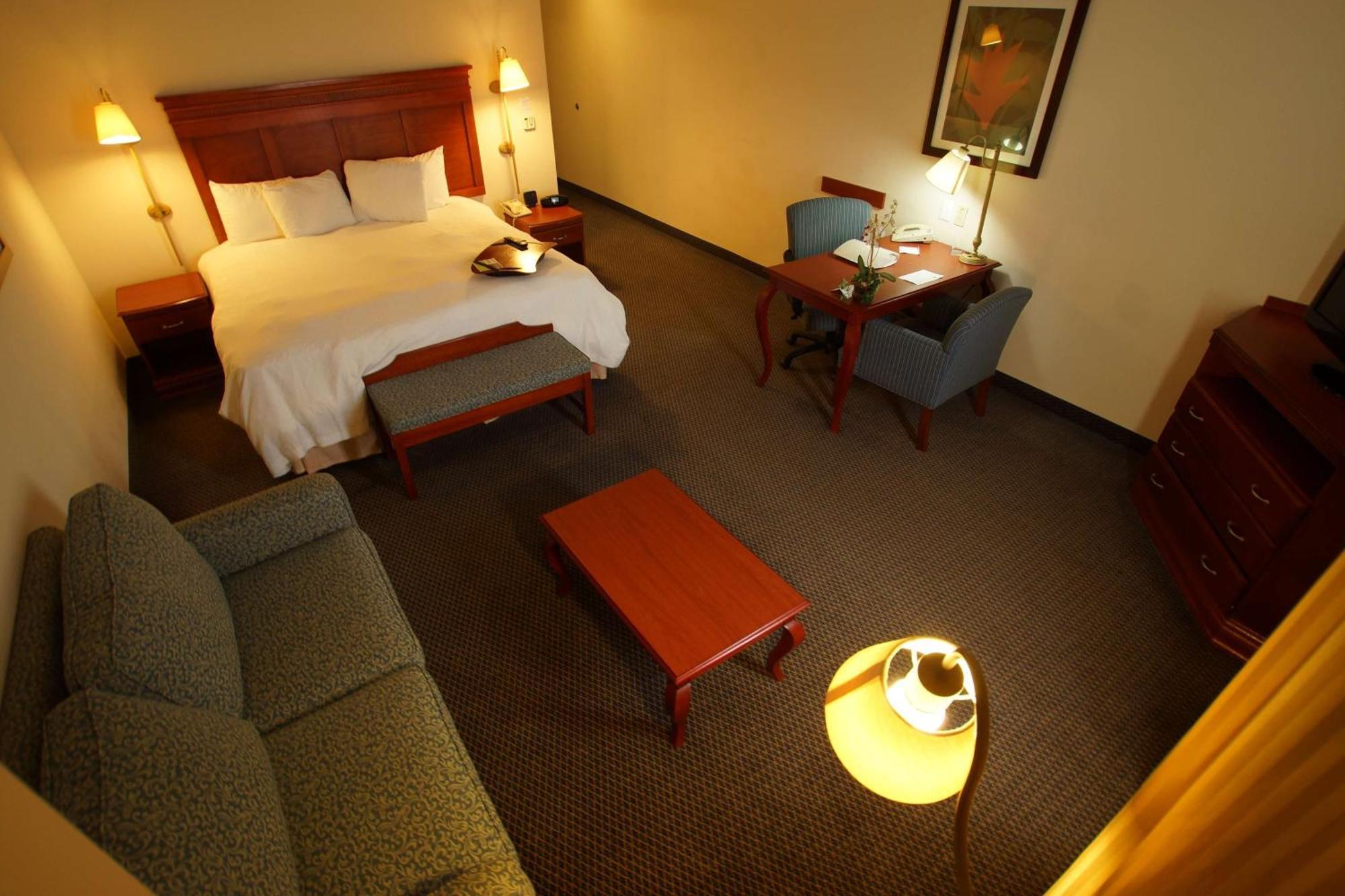 Hotel Hampton Airport 3*
