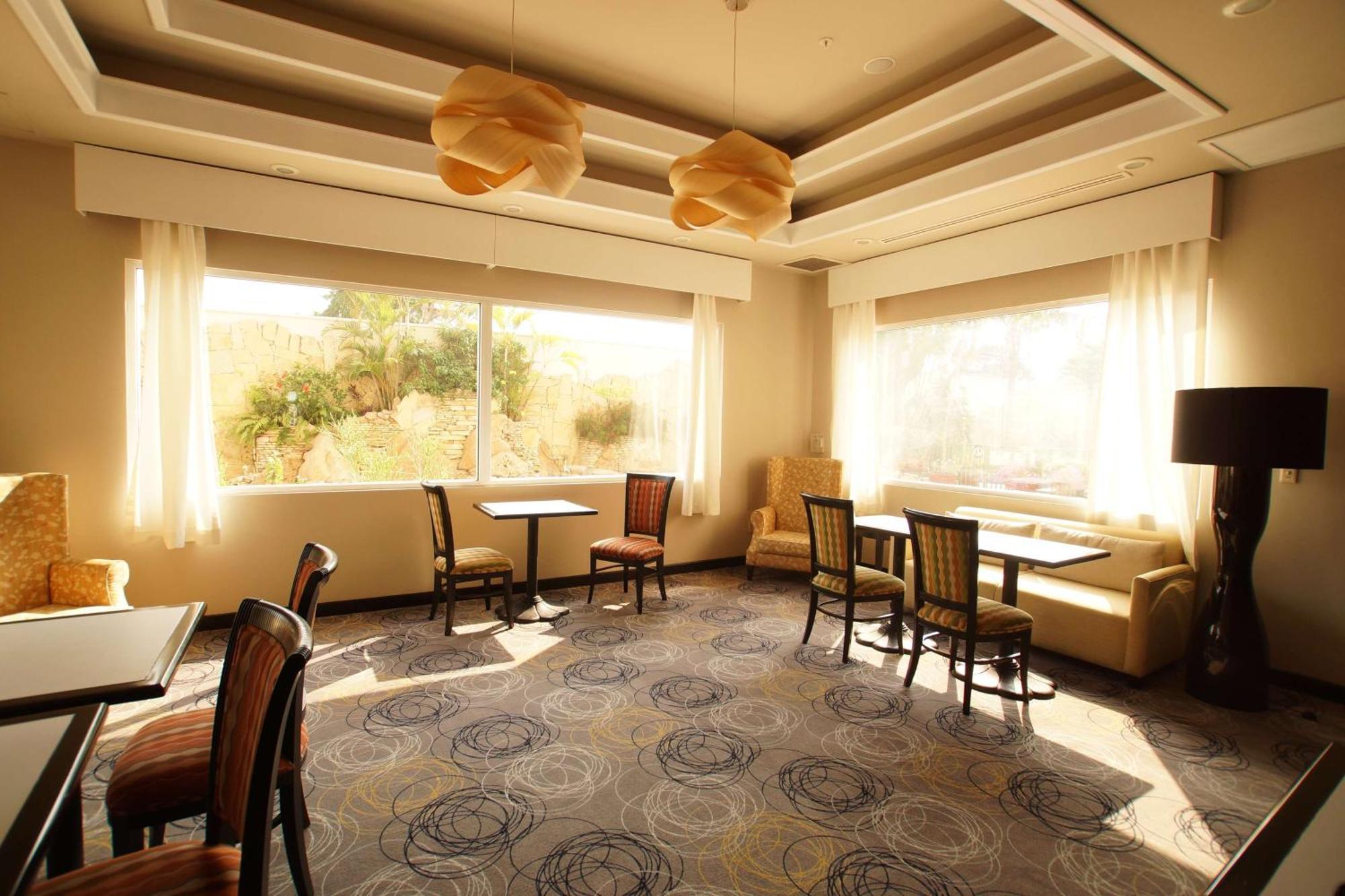 Hampton Airport Hotel 3*