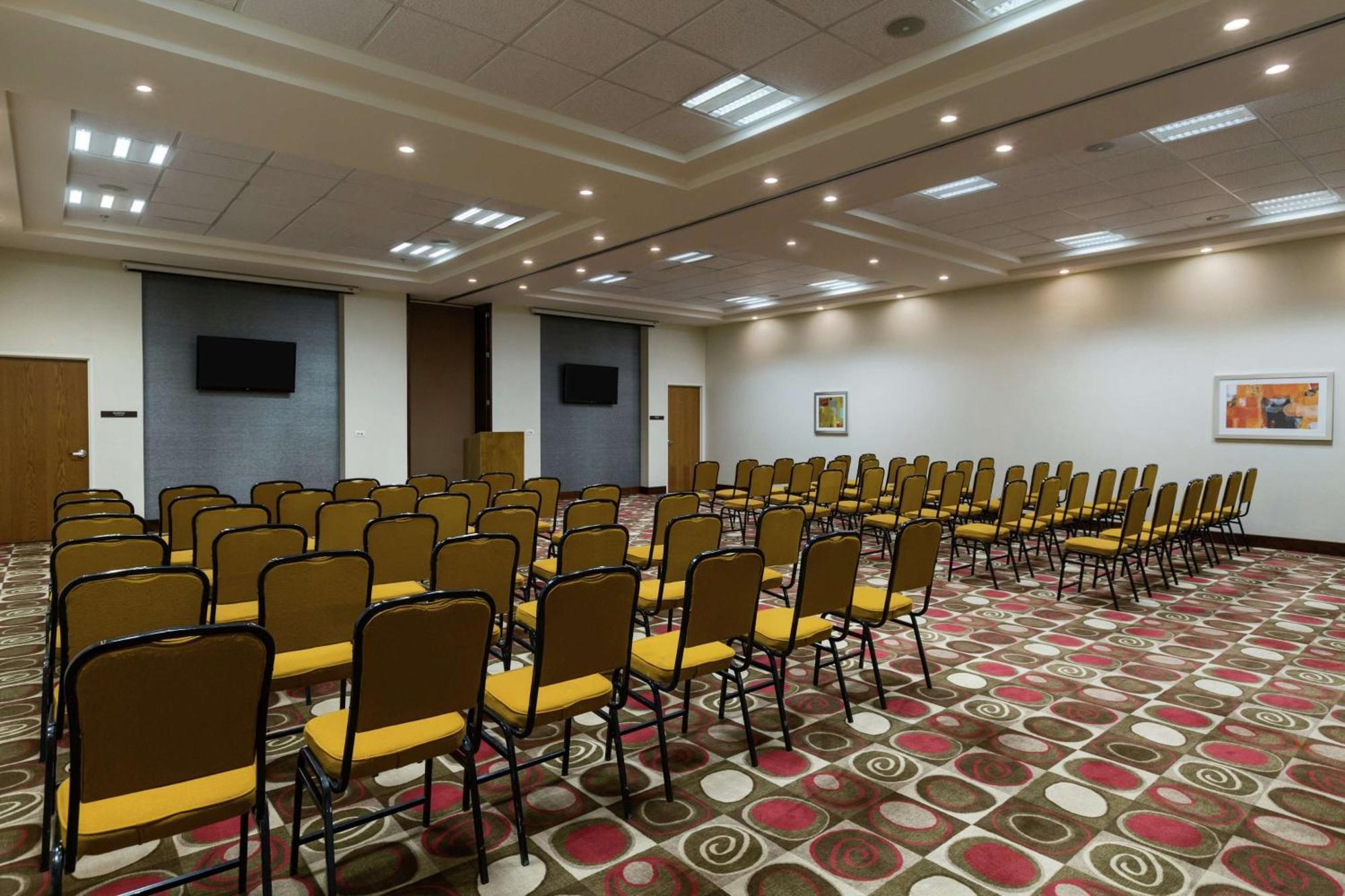 Hilton Garden Hotel 3*