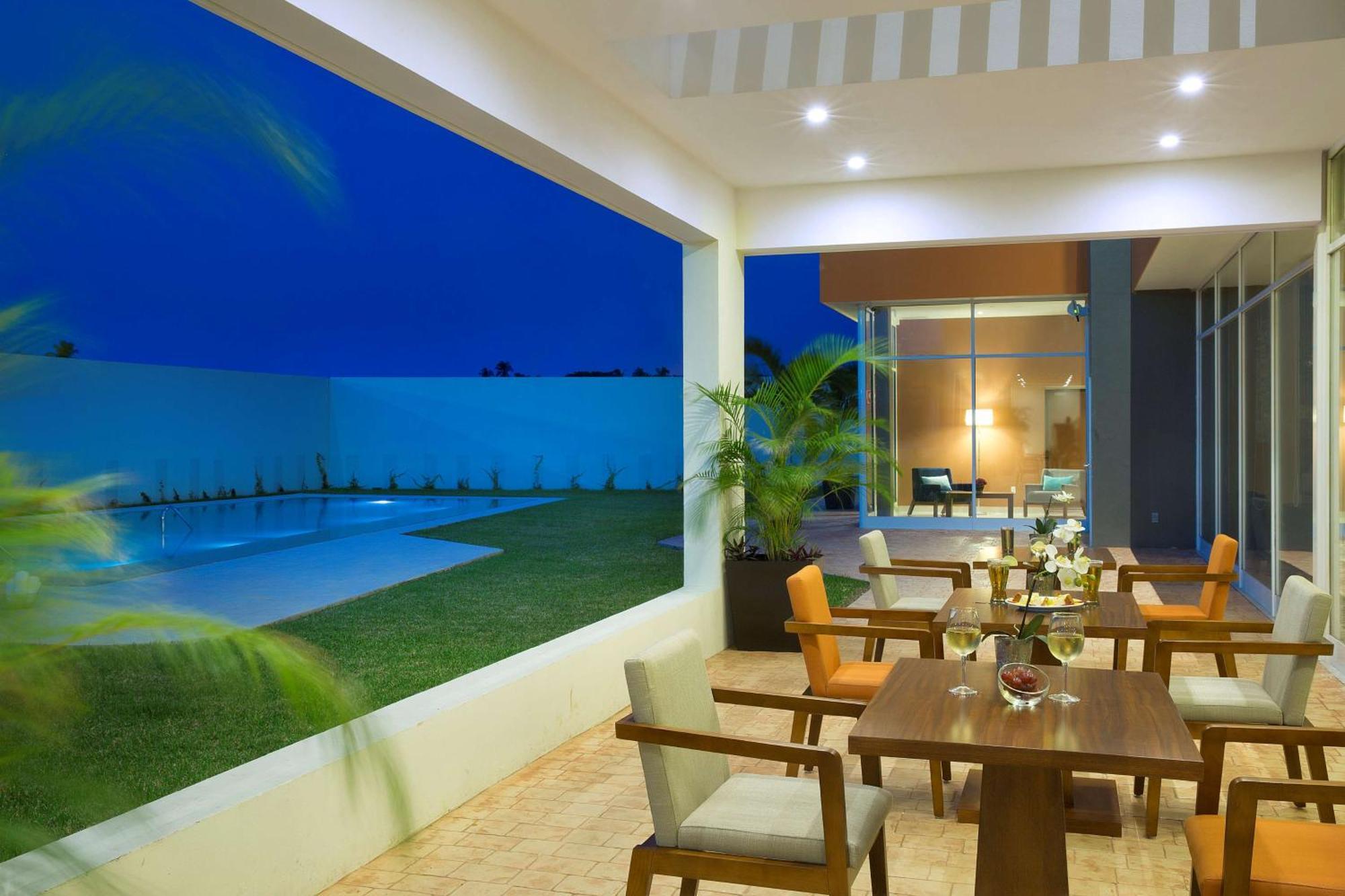 Hampton & By Hilton Paraiso