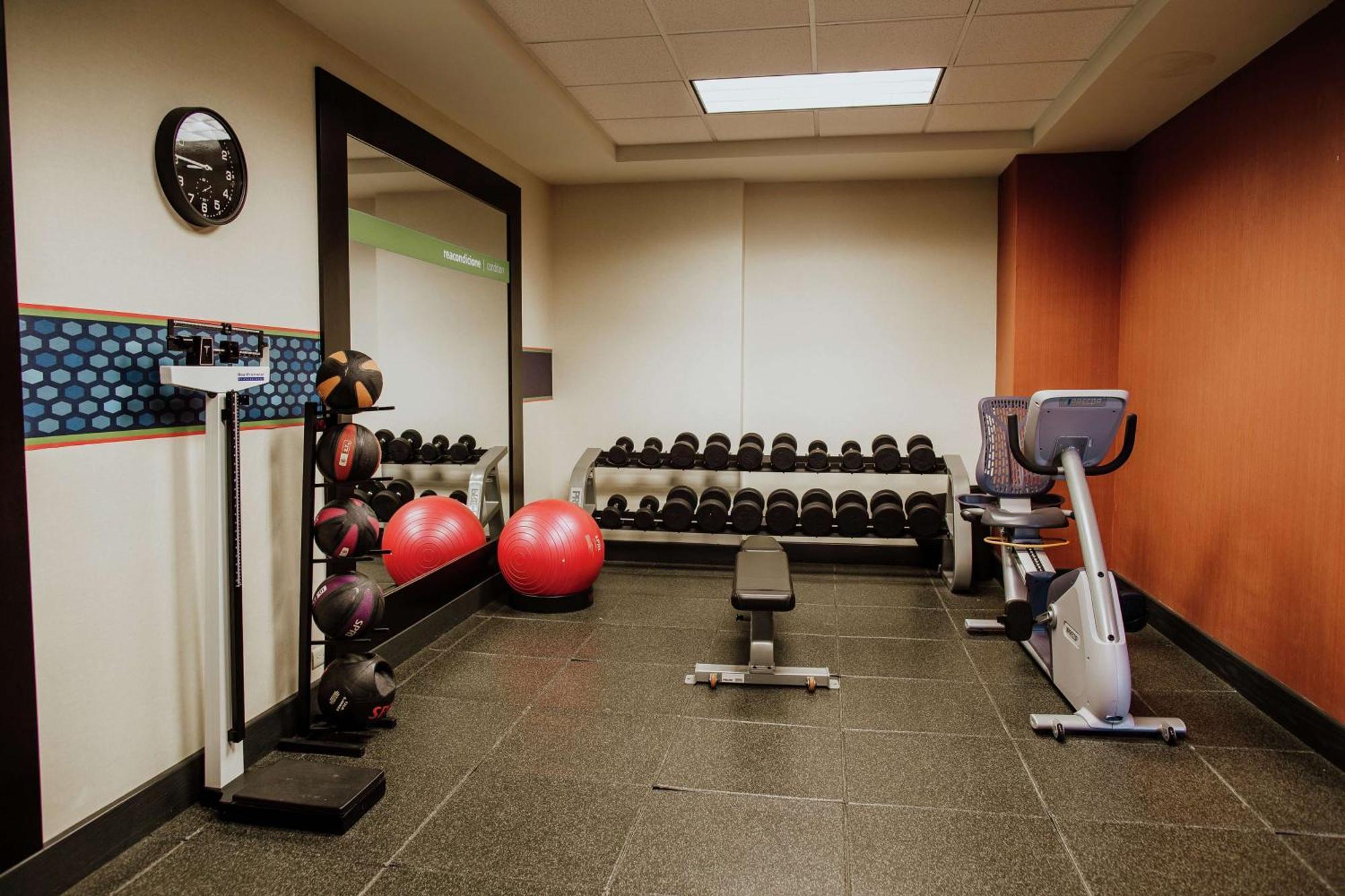 Hampton Airport-galerias 4*