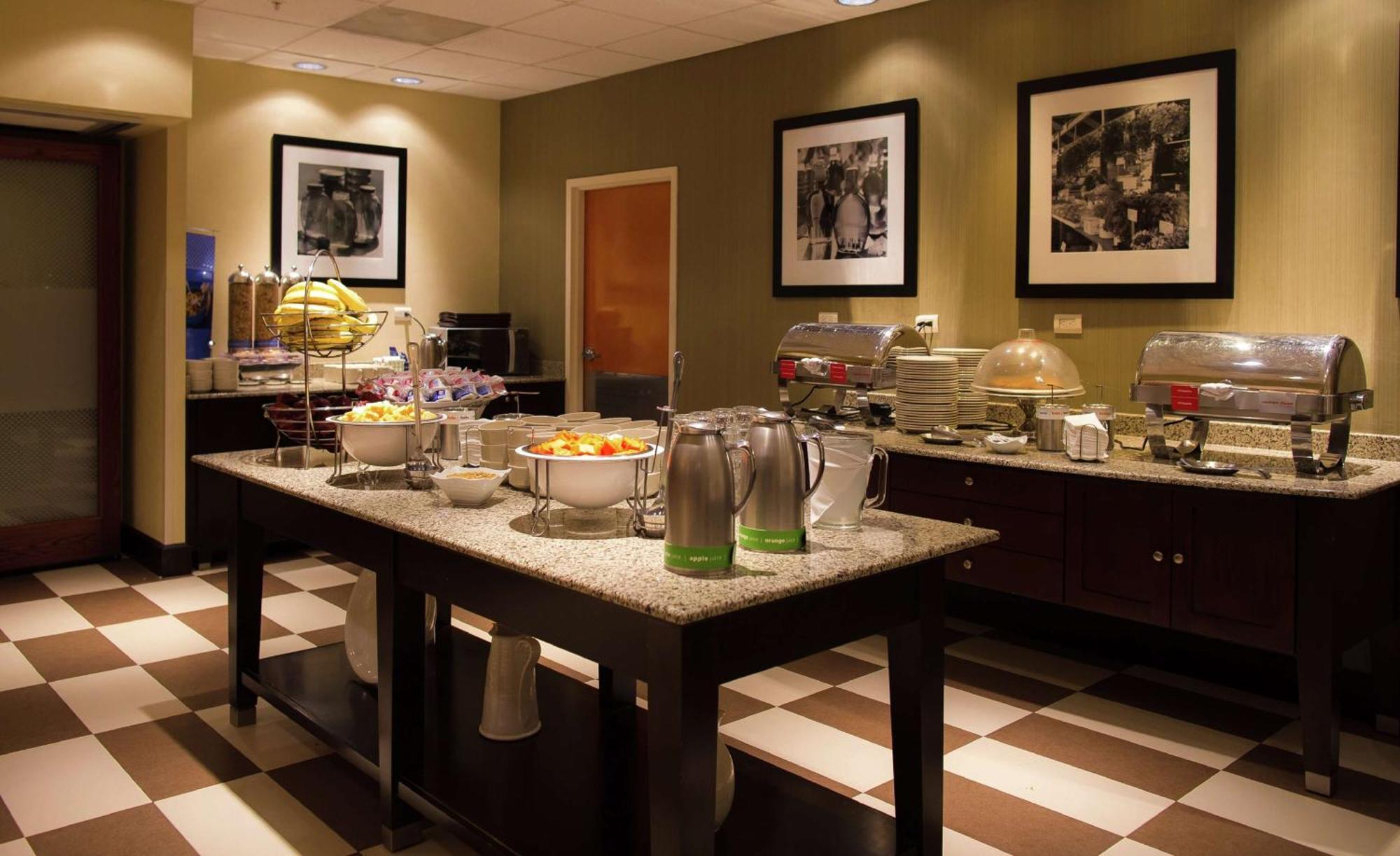 Hampton Airport-galerias 4*