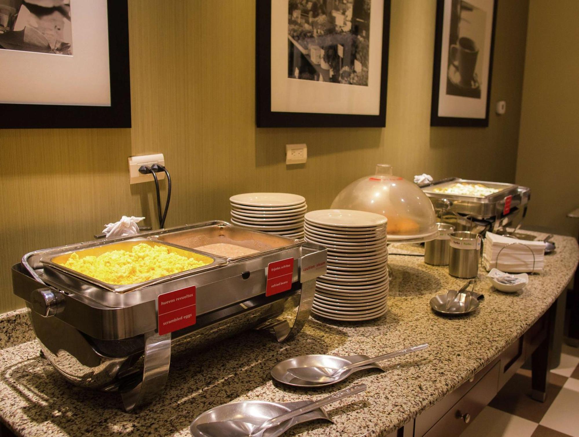 Hampton Airport-galerias 4*
