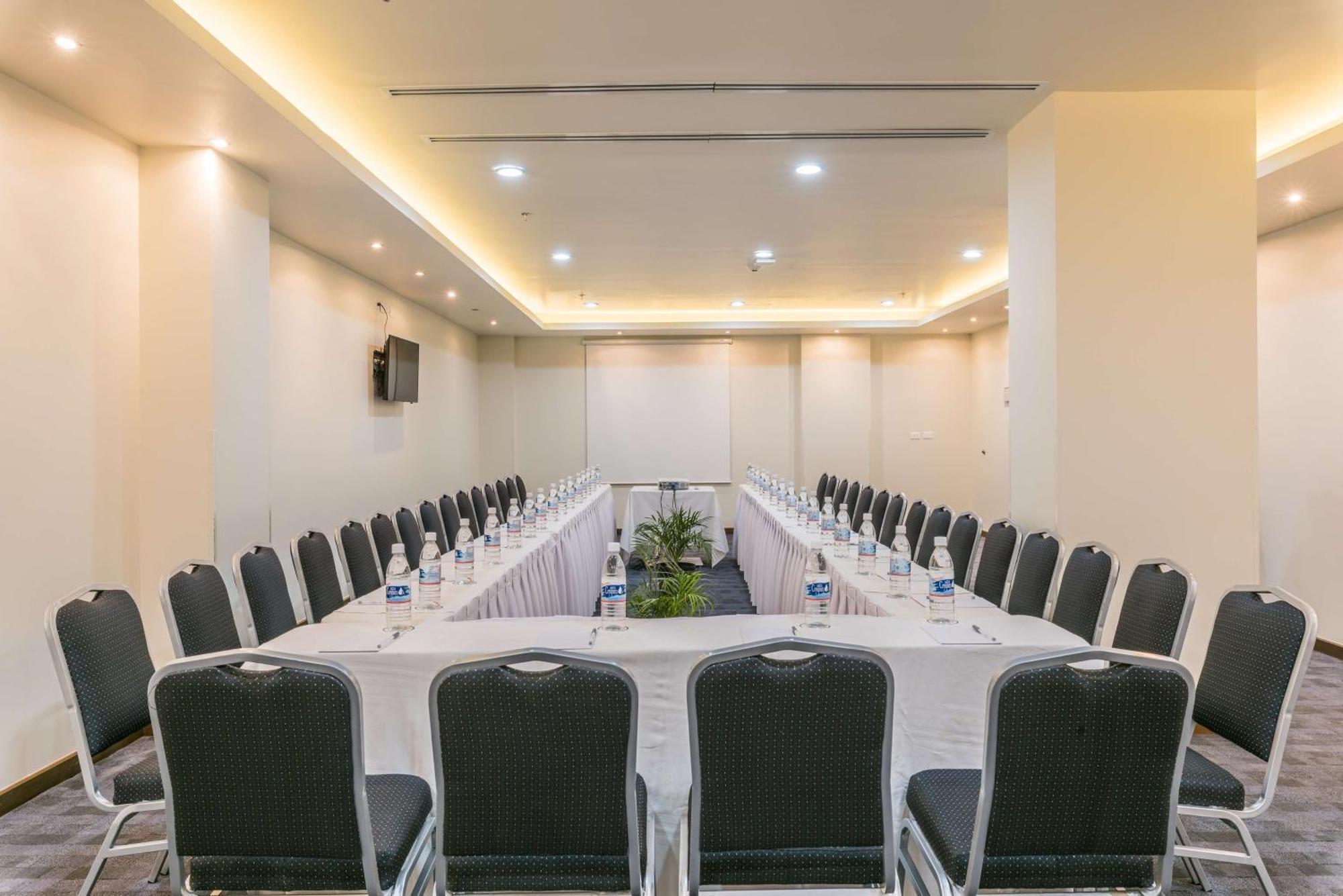 Hotel Hampton & Suites By Hilton Bajio 3*
