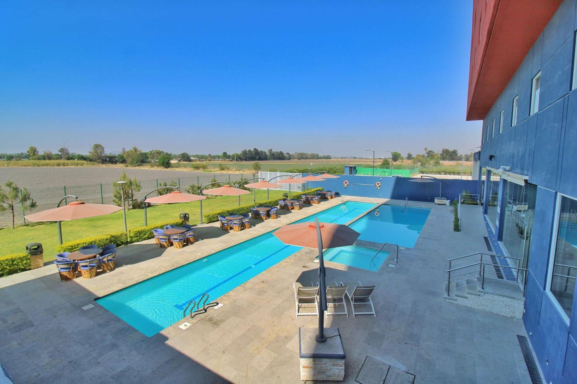 Hotel Hampton & Suites By Hilton Bajio