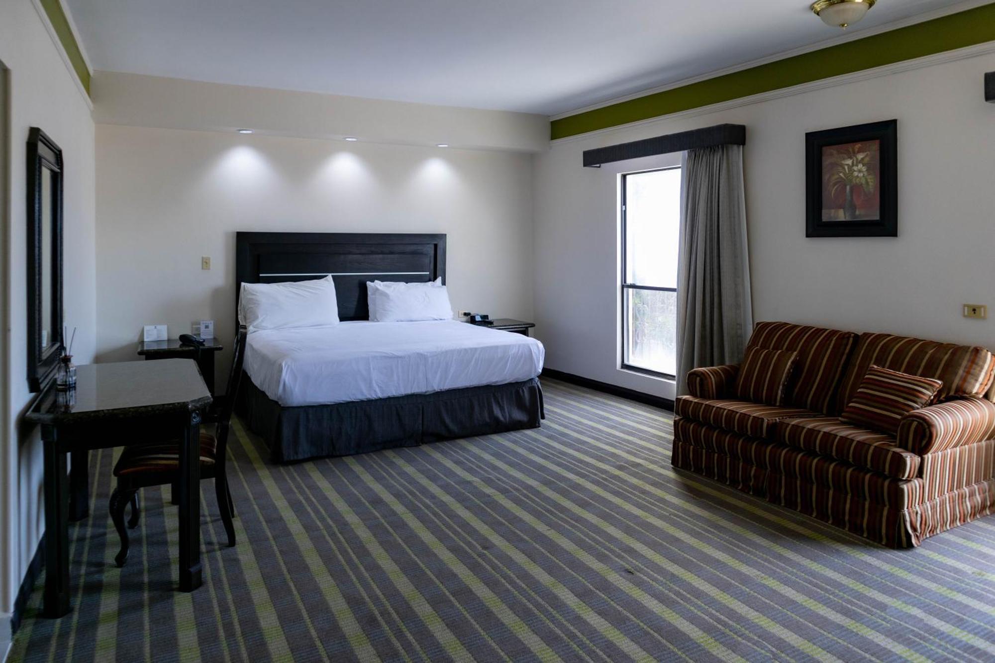 Western Plaza Hotel 4*