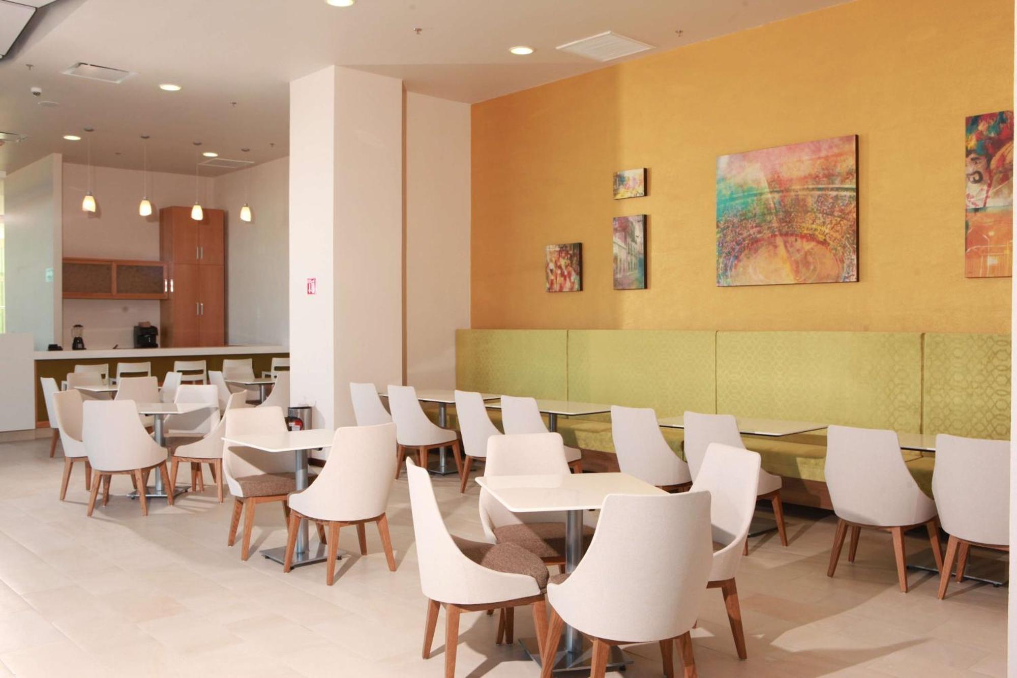 Hampton & By Hilton Aeropuerto 3* Aguascalientes
