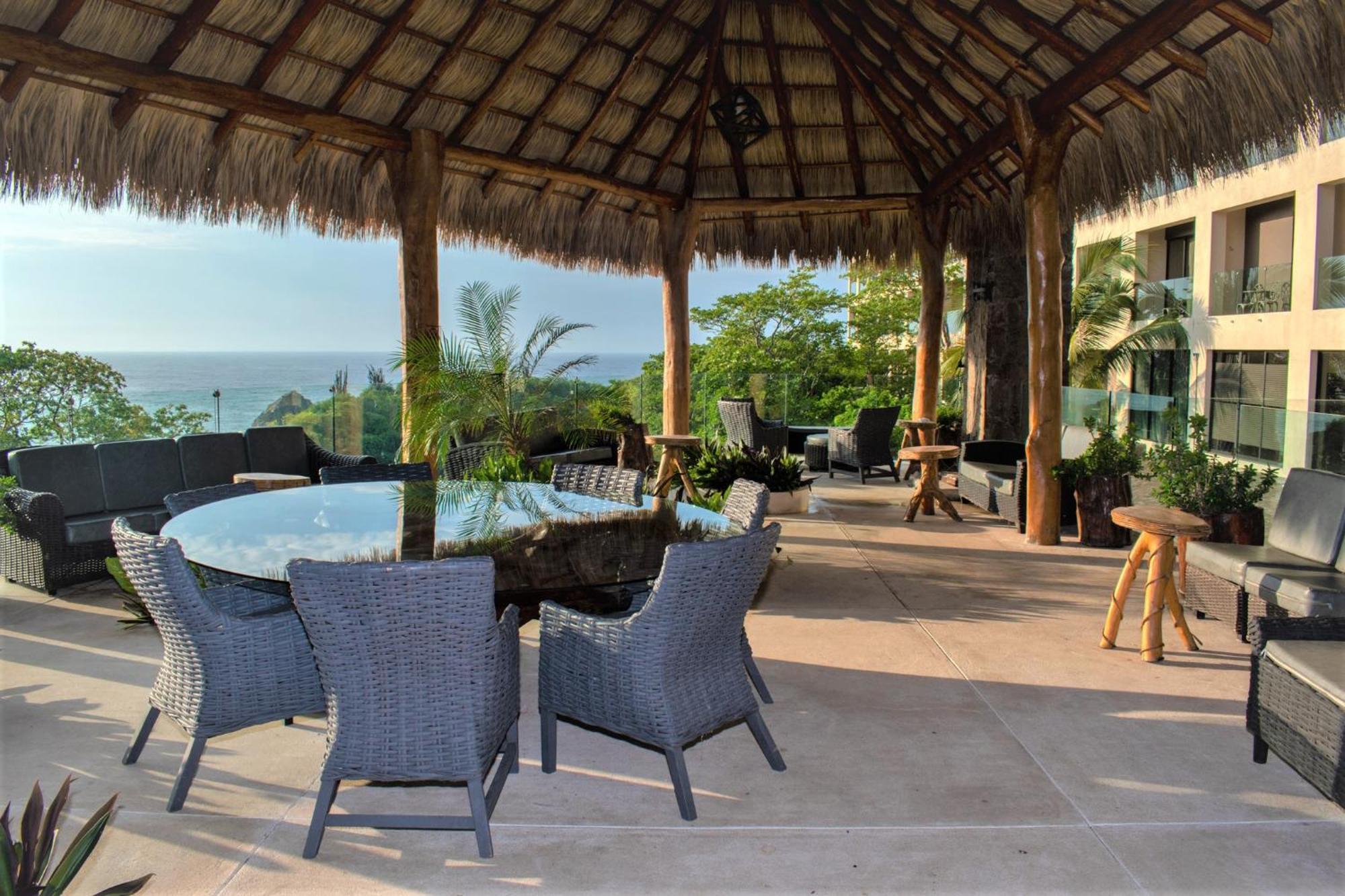 Coral Blue Huatulco Hotel 4*