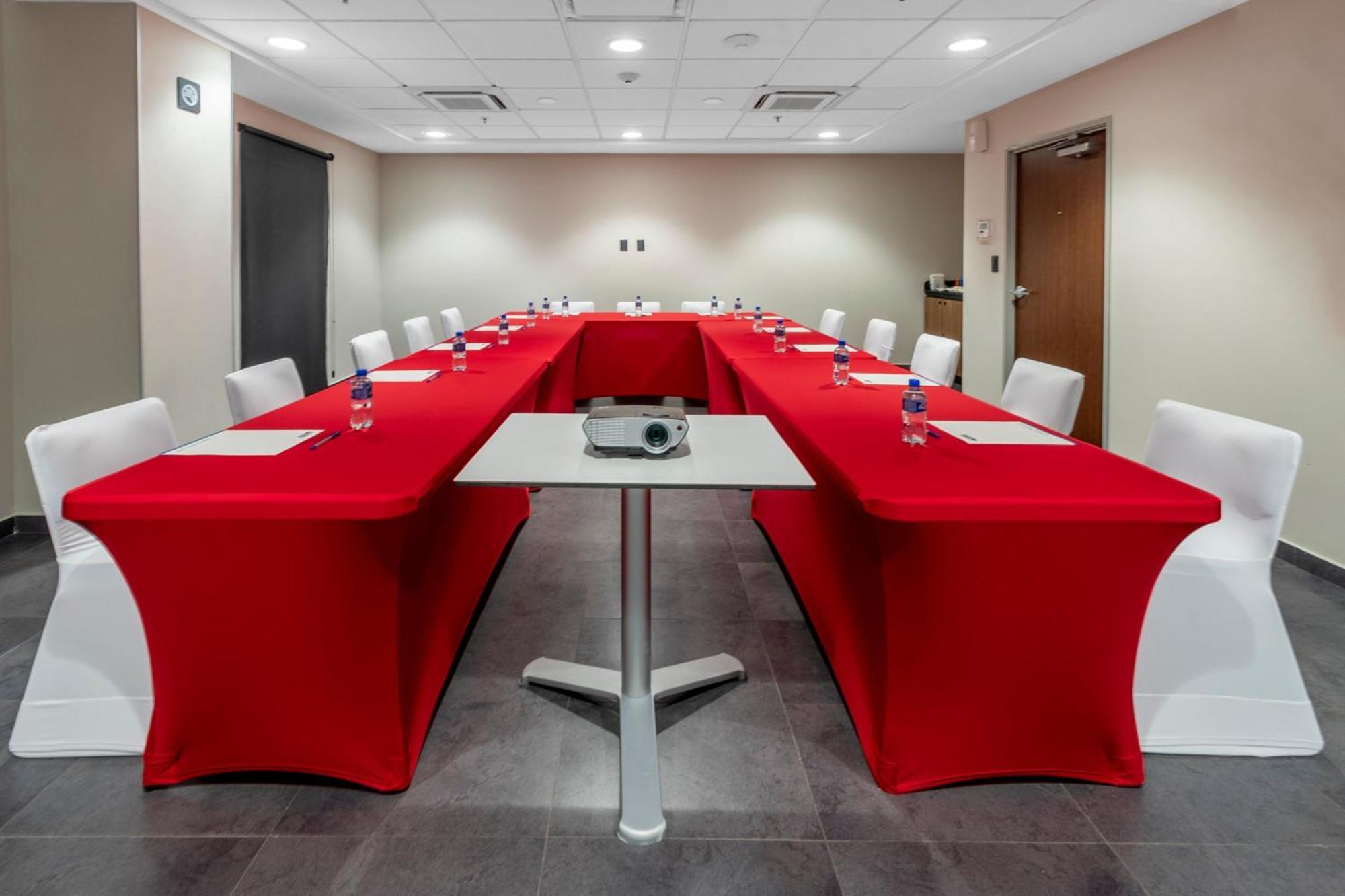Hotel Express By Marriott Tuxpan 4*
