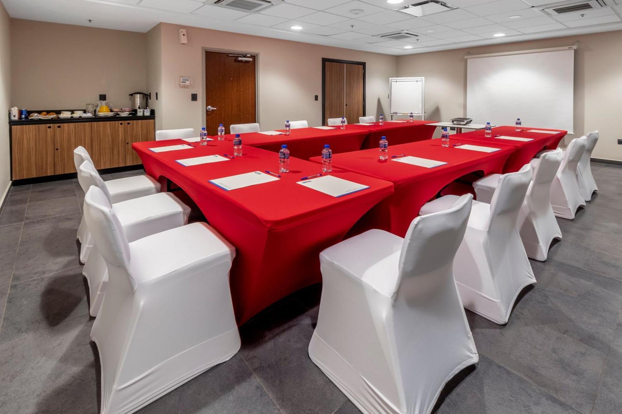 Hotel Express By Marriott Tuxpan 4*